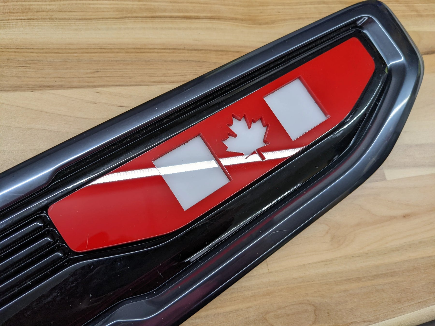 Paire d'inserts de drapeau canadien - Compatible avec GMC 1500 2019-2024 - (N'inclut pas le badge OEM) - Plusieurs couleurs disponibles