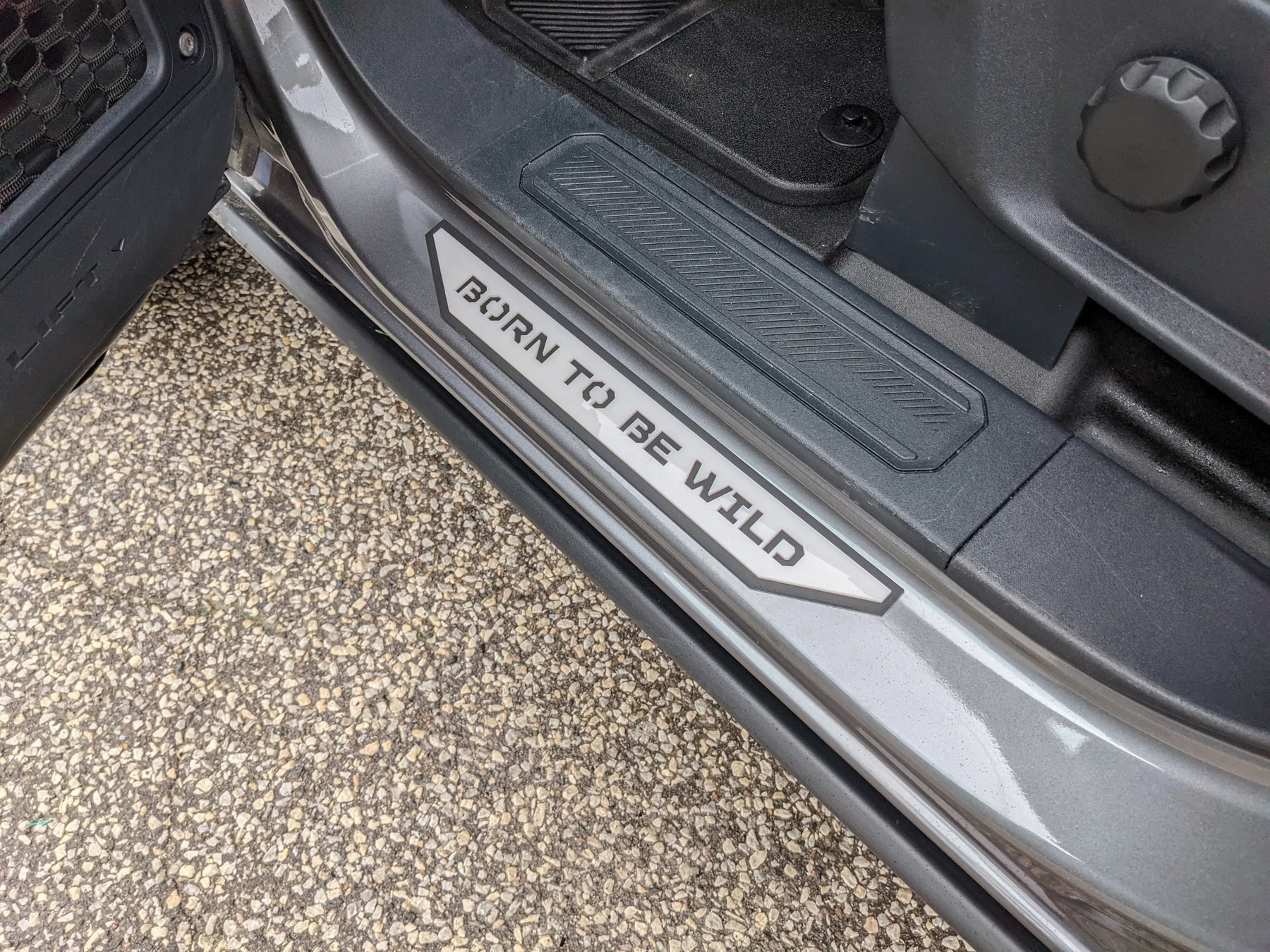 Paire de plaques de protection de seuil de porte - Texte personnalisé - Compatible avec Bronco® 2021+