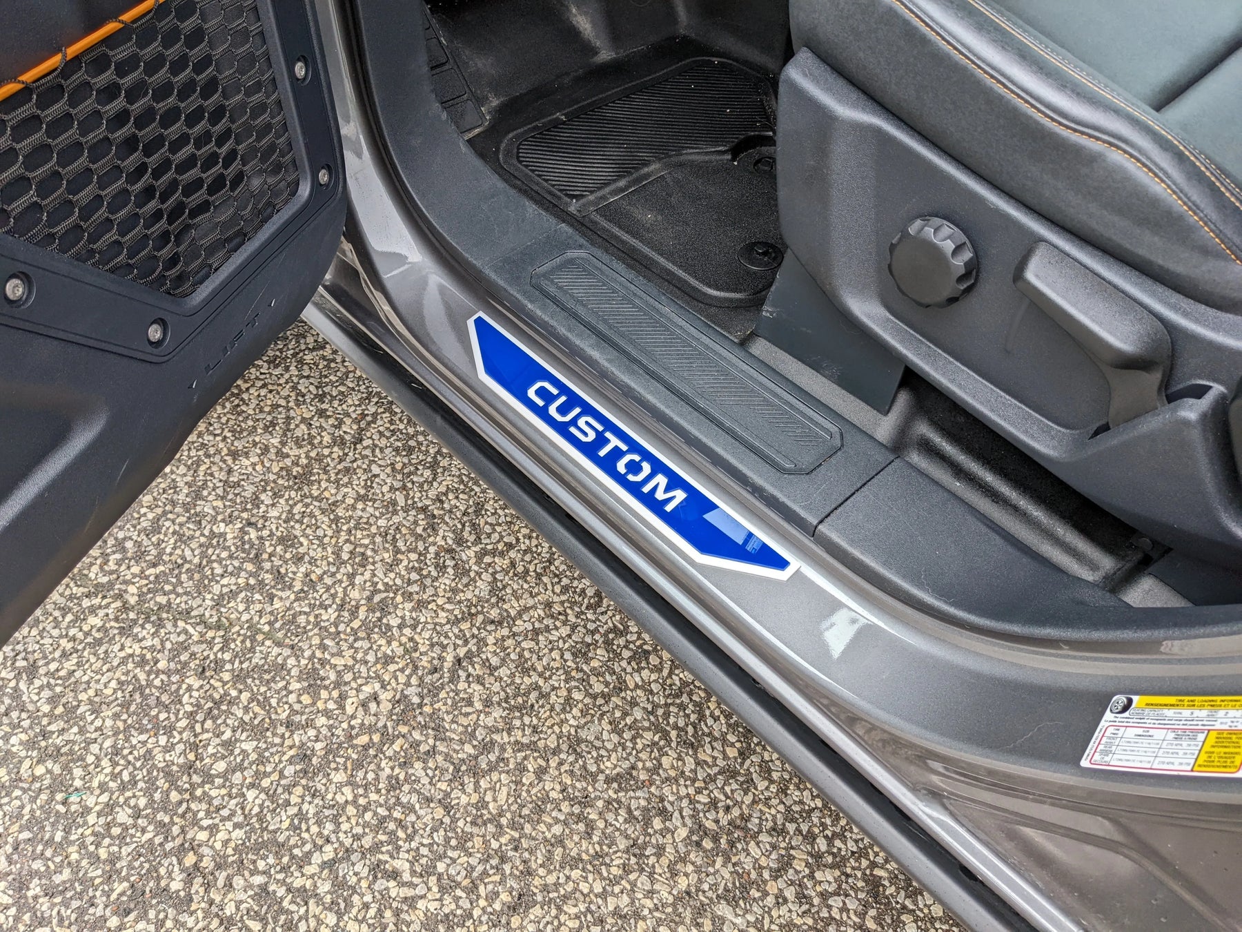 Paire de plaques de protection de seuil de porte - Texte personnalisé - Compatible avec Bronco® 2021+