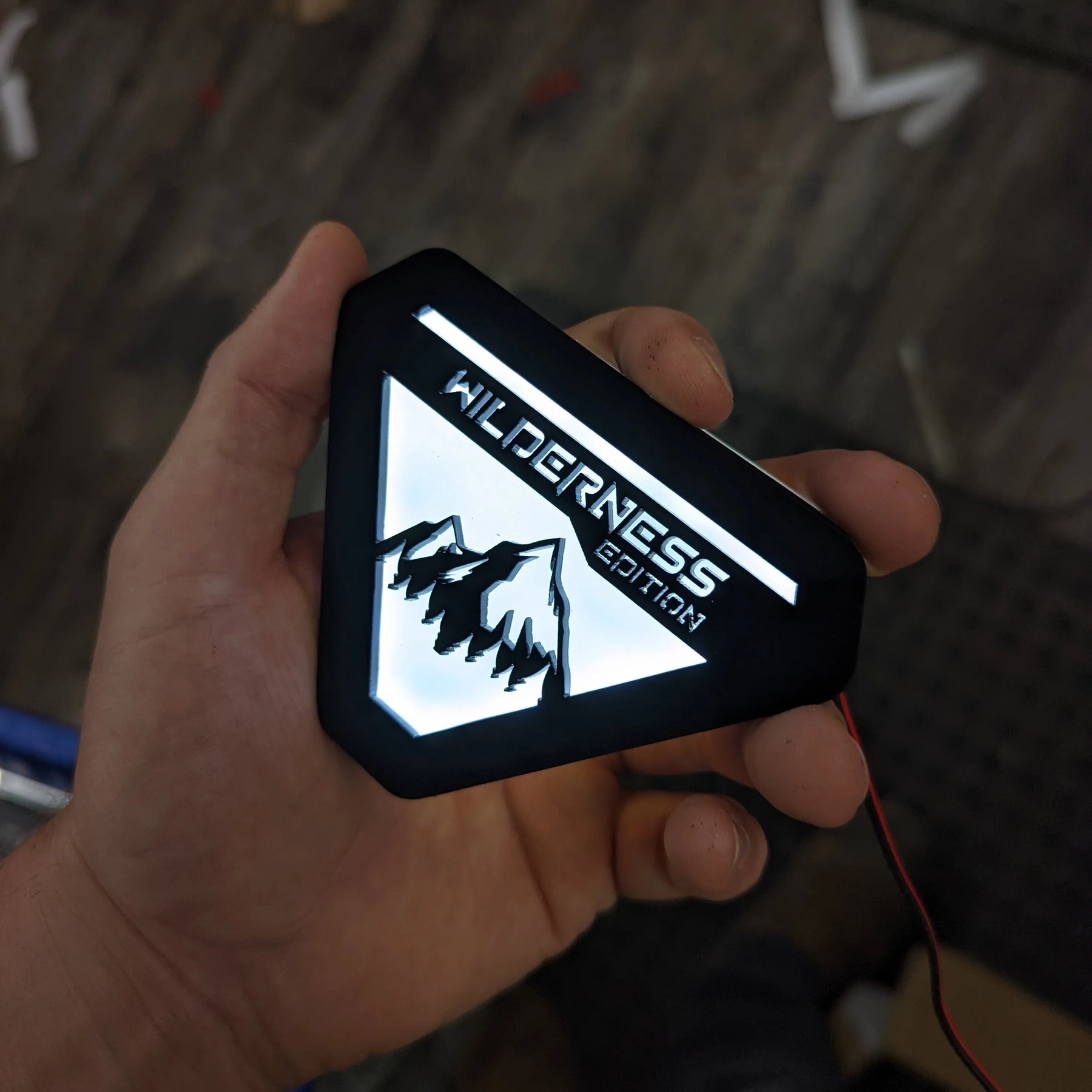 Paire d'insignes de garde-boue à LED - Montagnes à texte personnalisé illuminées - Compatible avec Bronco® Badlands® 2021+