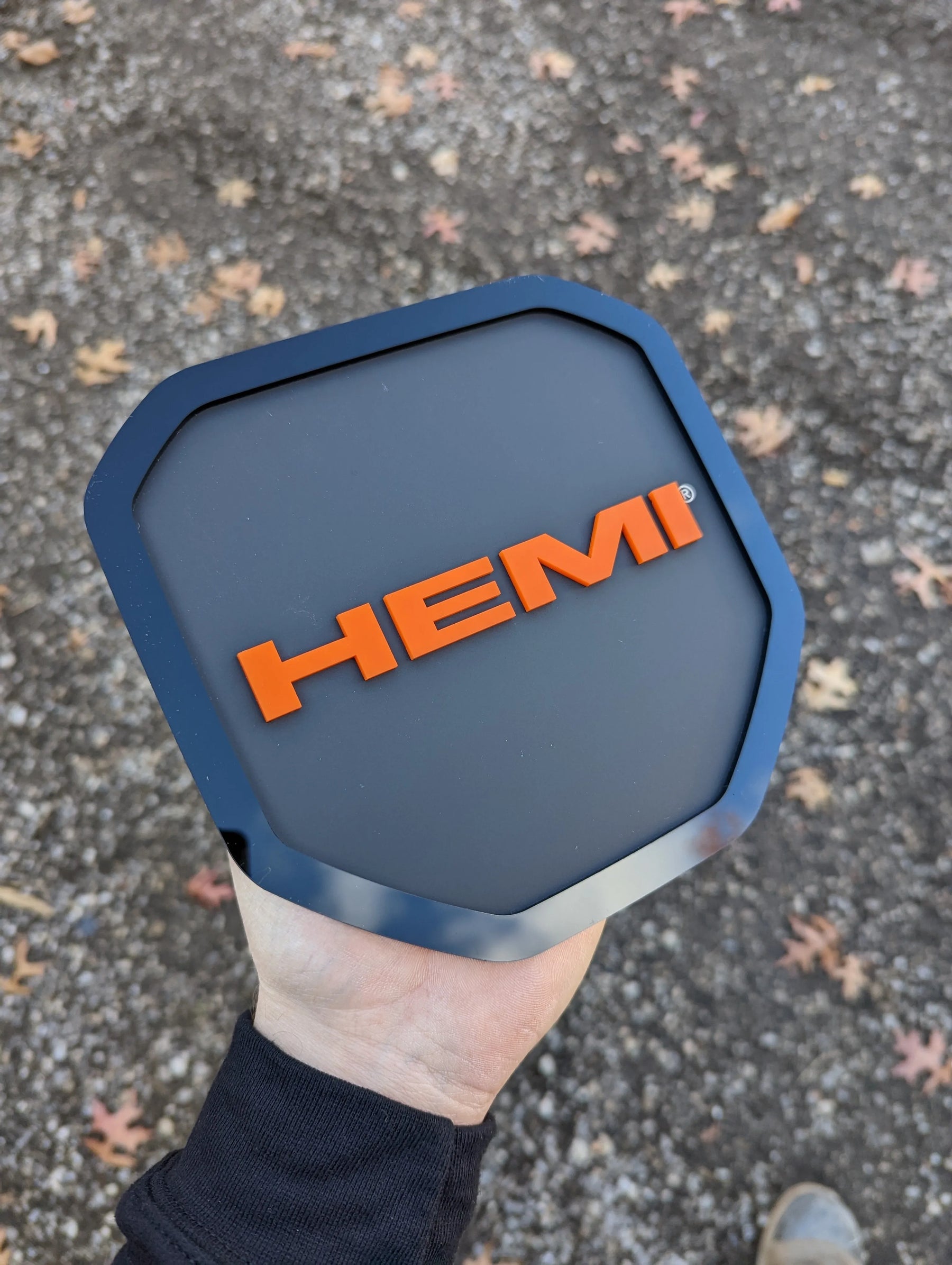 Badge de hayon HEMI® - Compatible avec les hayons RAM® 2019+ -1500, 2500, 3500 - Produit sous licence officielle