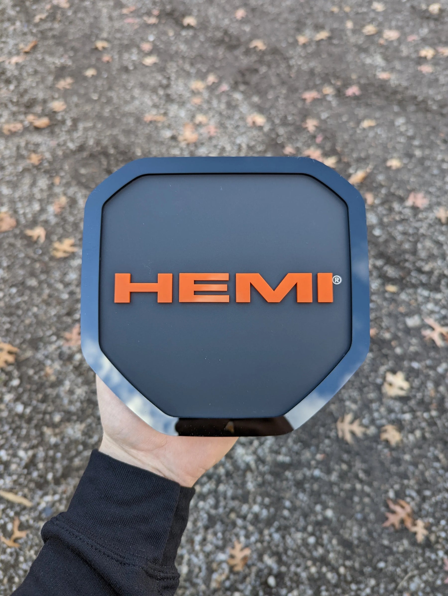 Badge de hayon HEMI® - Compatible avec les hayons RAM® 2019+ -1500, 2500, 3500 - Produit sous licence officielle
