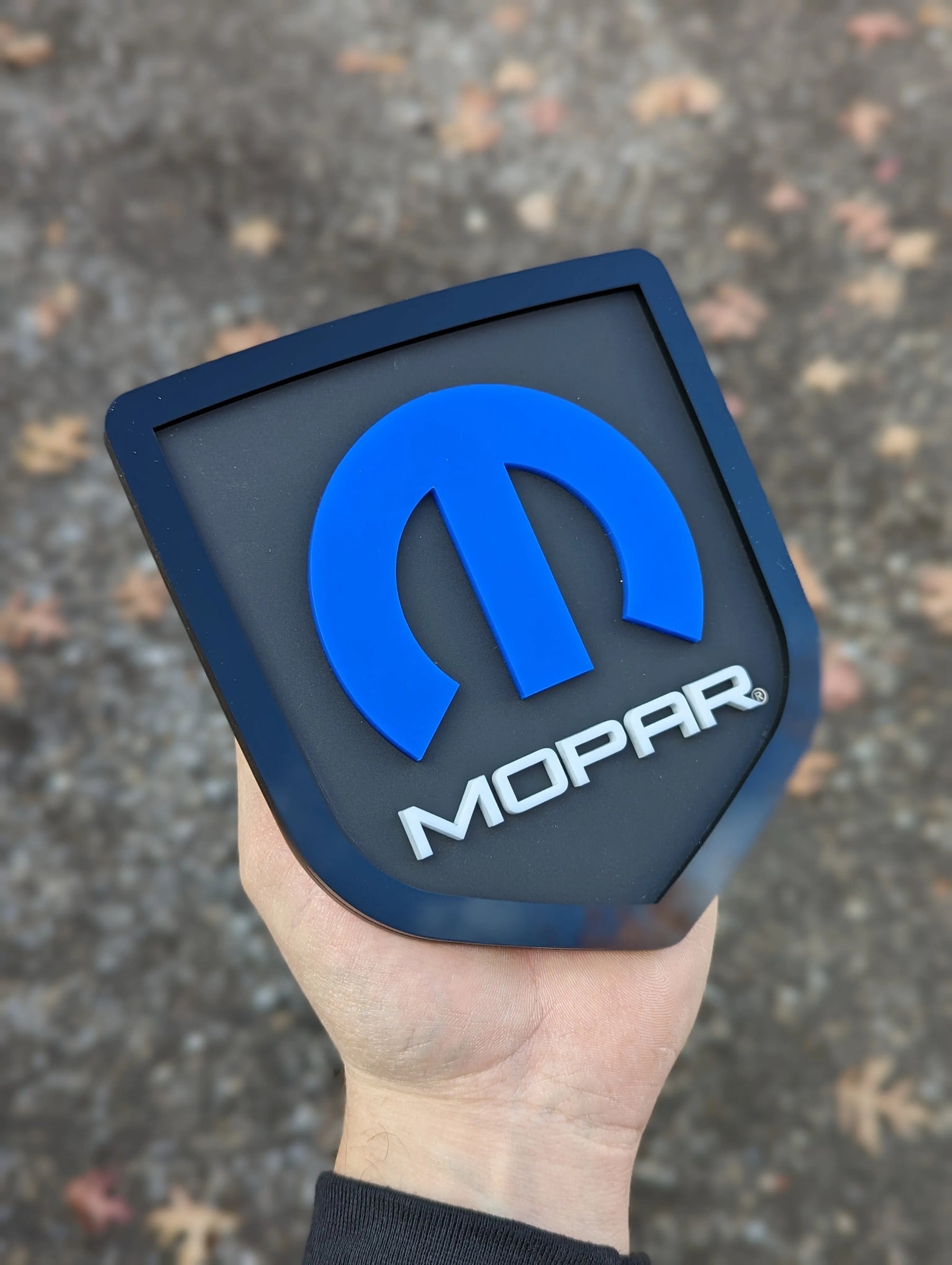 Badge de hayon Mopar® - Compatible avec les hayons RAM® 2008-2018 - 1500, 2500, 3500 - Produit sous licence officielle