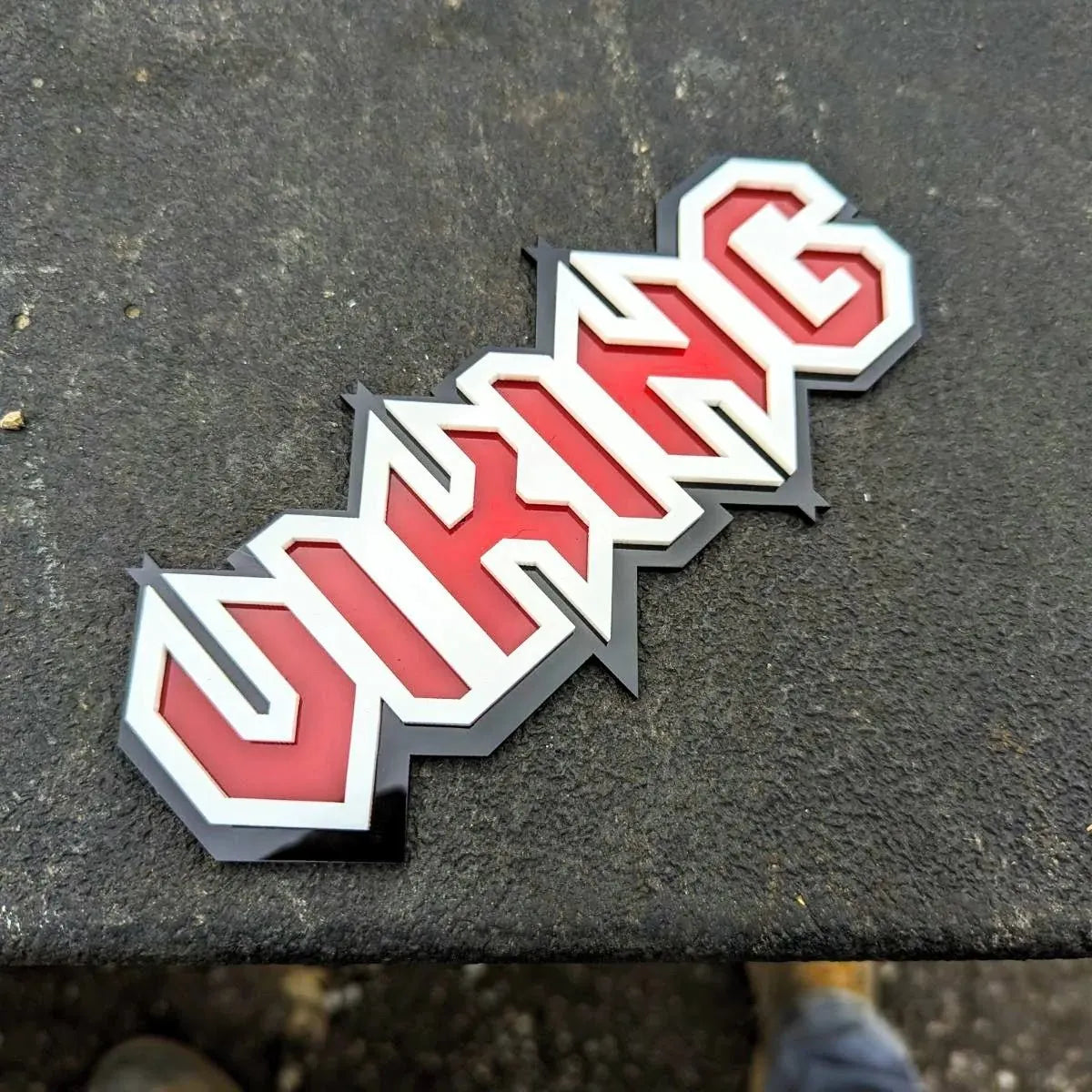 Badge de véhicule personnalisé pour les médias sociaux - Police de caractères en boîte - Plusieurs choix de couleurs disponibles