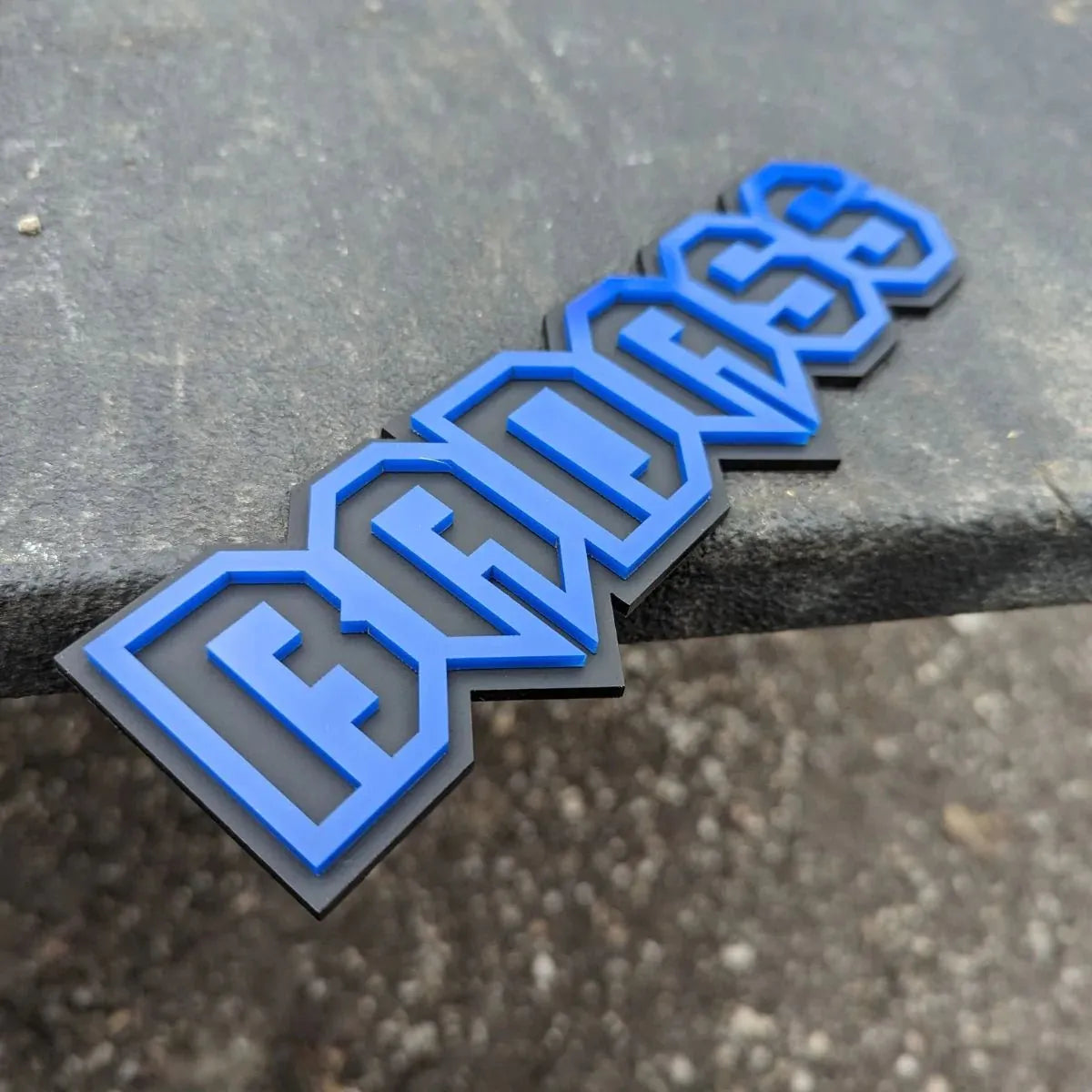 Badge de véhicule personnalisé pour les médias sociaux - Police de caractères en boîte - Plusieurs choix de couleurs disponibles
