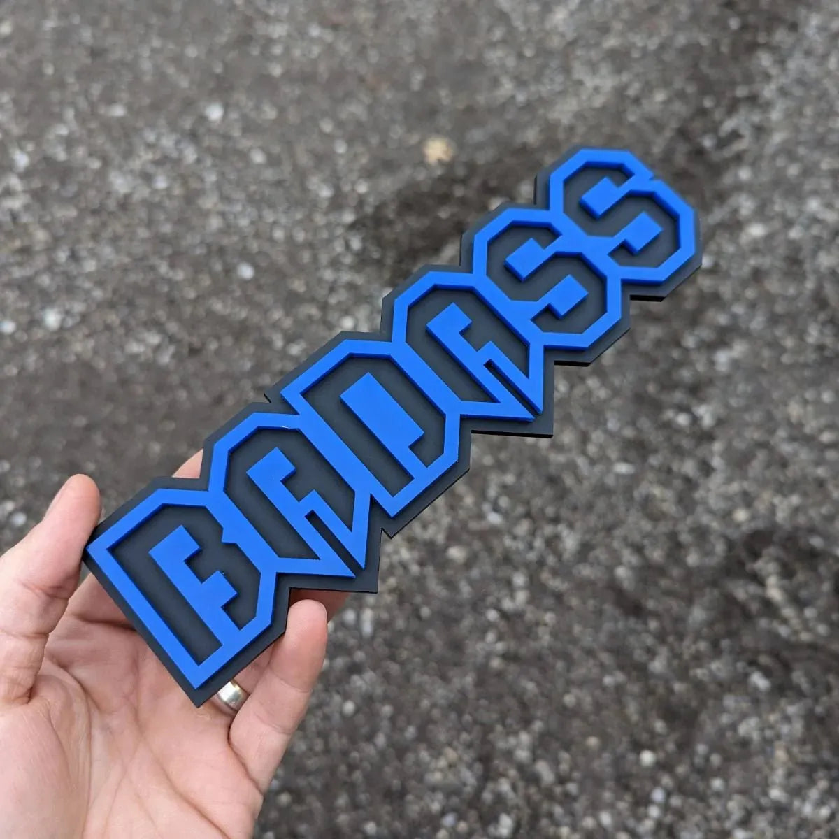 Badge de véhicule personnalisé pour les médias sociaux - Police de caractères en boîte - Plusieurs choix de couleurs disponibles