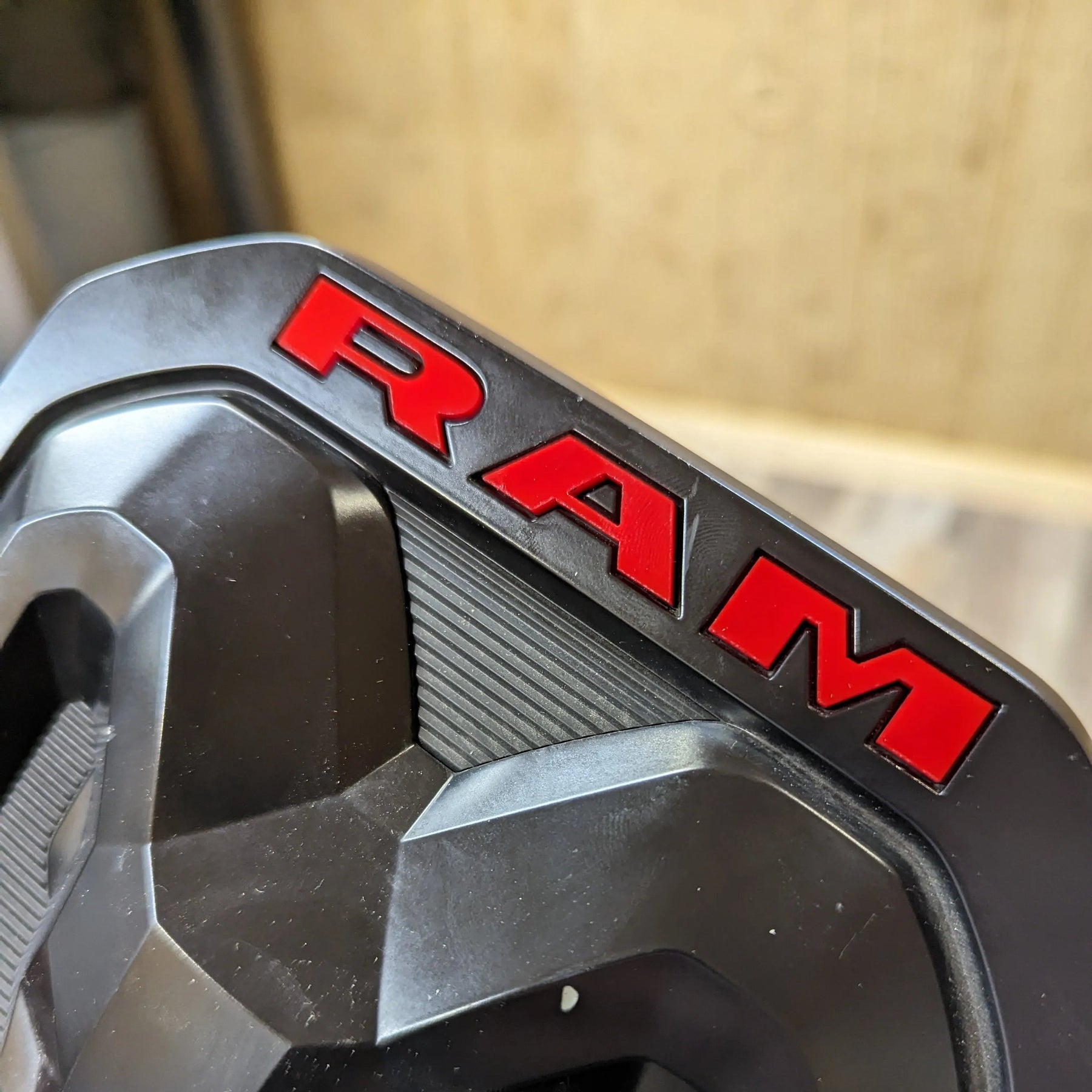 Inserts d'accentuation de lettres RAM® - Compatible avec les modèles RAM® 2019+ - 1500, 2500, 3500 (badge OEM non inclus) - Produit sous licence officielle