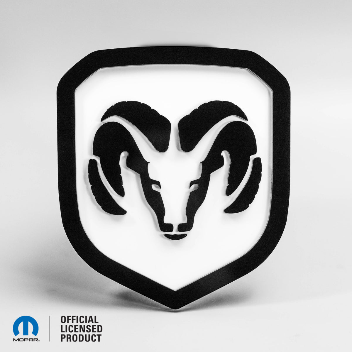 BADGE DE CALANDE DE STYLE 2 AVEC LOGO DE TÊTE DE RAM® - ADAPTÉ AUX CALANDES DODGE® RAM® 2013-2018 - 1500, 2500, 3500 - Brillant sur blanc - Produit sous licence officielle