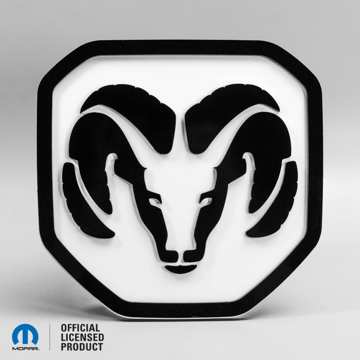 Badge de hayon style 2 avec logo de tête RAM® - Compatible avec hayon RAM® 2019+ - 1500, 2500, 3500 - Brillant sur blanc - Produit sous licence officielle