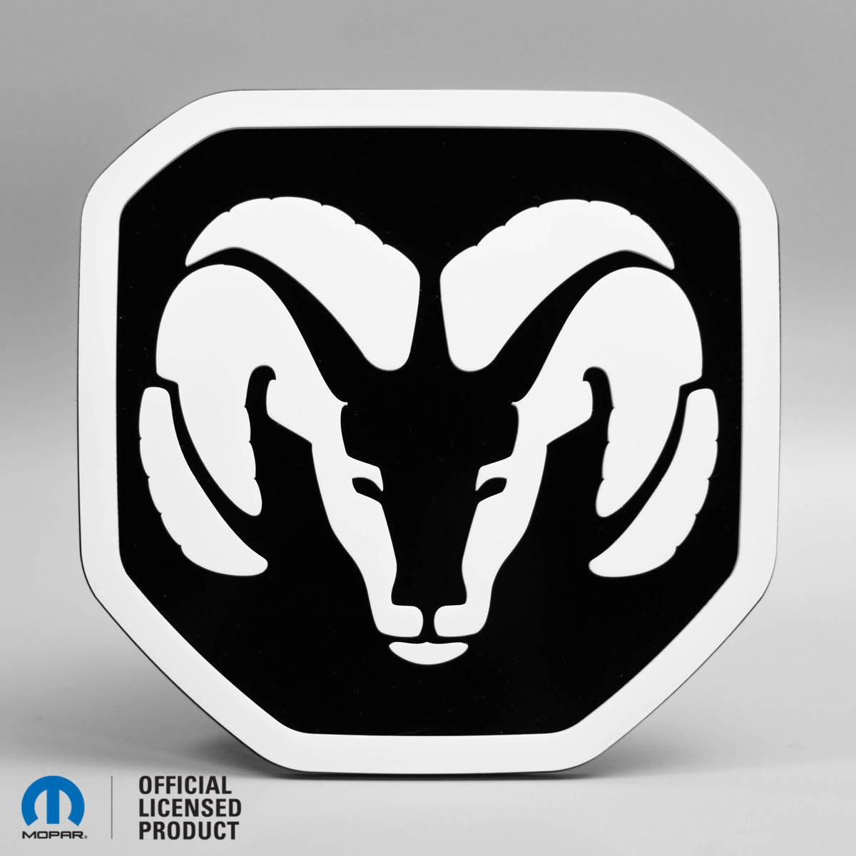 Badge de hayon style 2 avec logo de tête RAM® - Compatible avec hayon RAM® 2019+ - 1500, 2500, 3500 - Blanc sur brillant - Produit sous licence officielle