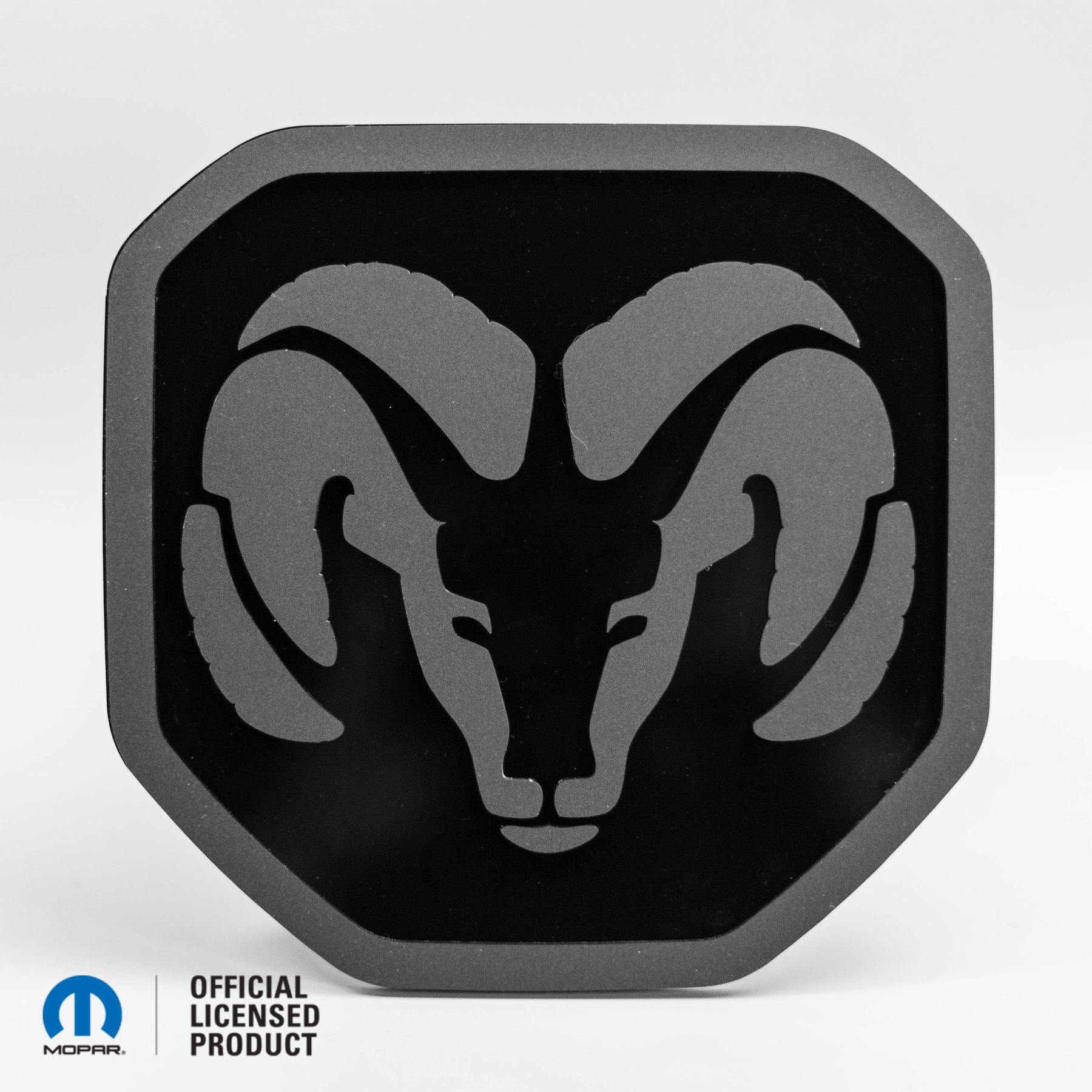 Badge de hayon style 2 avec logo de tête RAM® - Compatible avec hayon RAM® 2019+ - 1500, 2500, 3500 - Mat sur brillant - Produit sous licence officielle