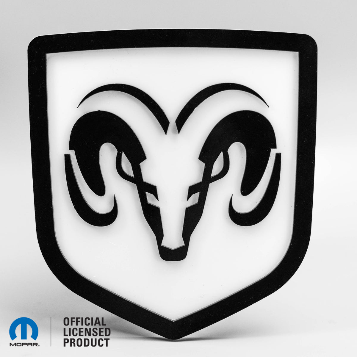 BADGE DE HAYON AVEC LOGO DE TÊTE DE RAM® STYLE 1 - ADAPTÉ AUX HAYONS DODGE® RAM® 2009-2018 - 1500, 2500, 3500 - BRILLANT SUR BLANC - Produit sous licence officielle