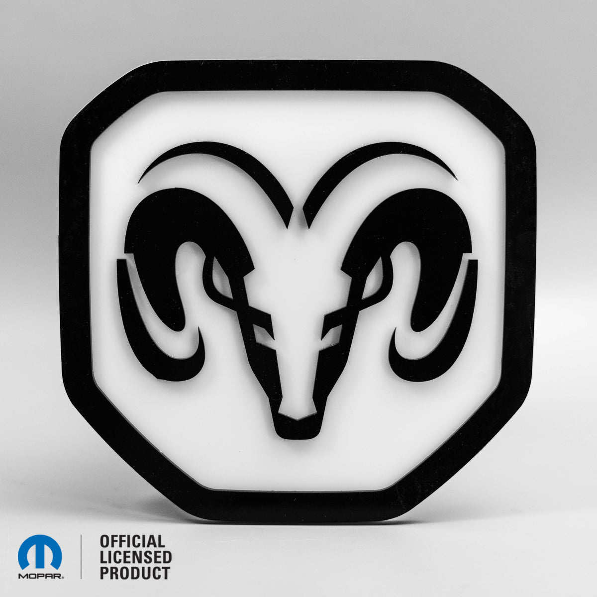 Badge de hayon style 1 avec logo de tête RAM® - Compatible avec hayon RAM® 2019+ - 1500, 2500, 3500 - Brillant sur blanc - Produit sous licence officielle