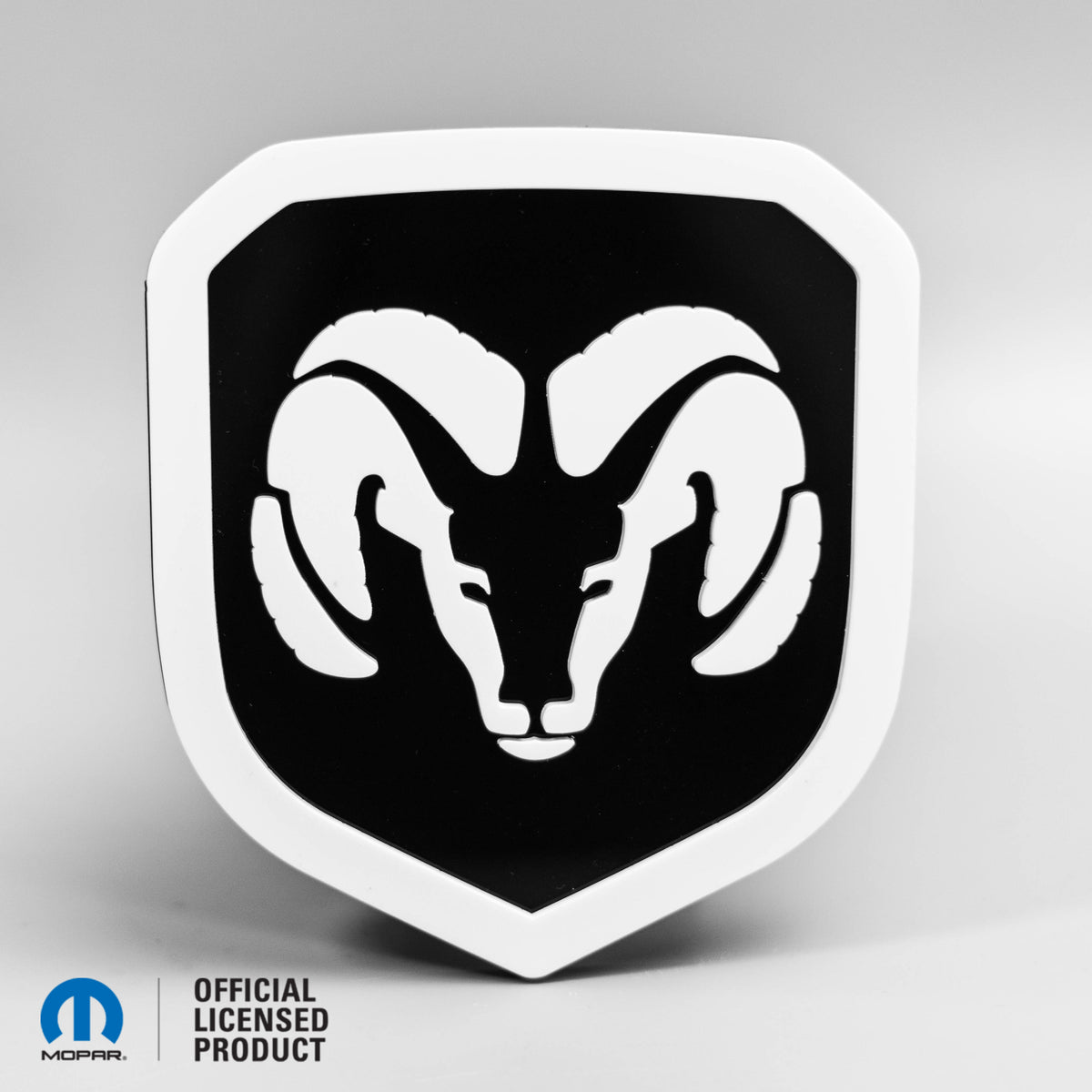 BADGE DE CALANDE DE STYLE 2 AVEC LOGO DE TÊTE DE RAM® - ADAPTÉ AUX CALANDES DODGE® RAM® 2013-2018 - 1500, 2500, 3500 - Blanc sur brillant - Produit sous licence officielle