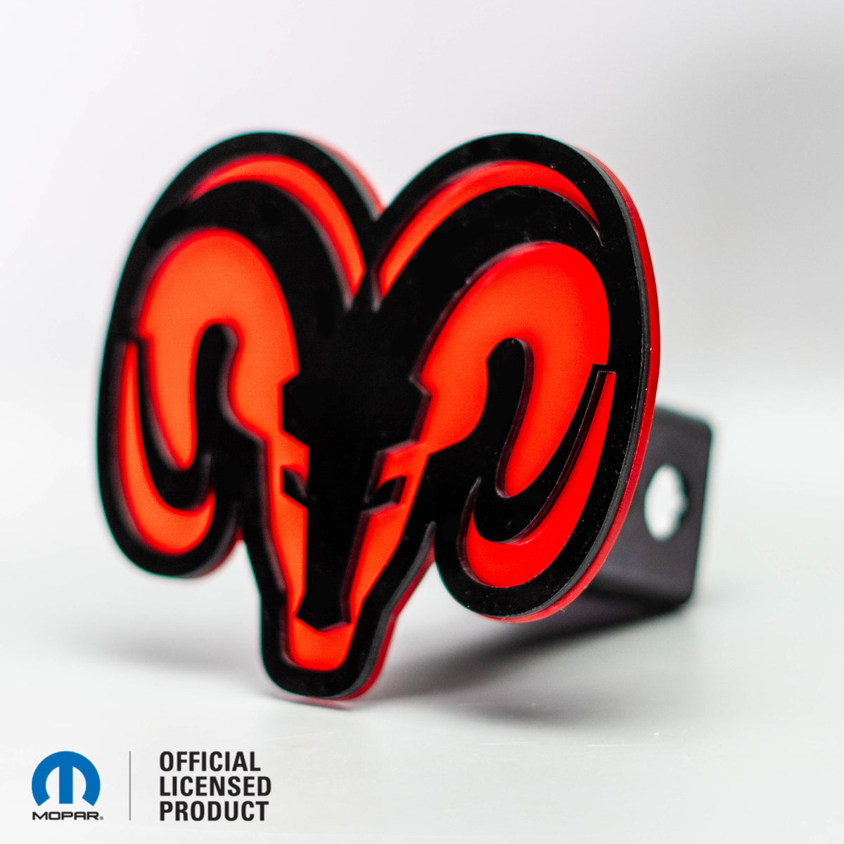 RAM® HEAD LOGO STYLE 1 - HITCH COVER - Brillant sur rouge - Produit sous licence officielle