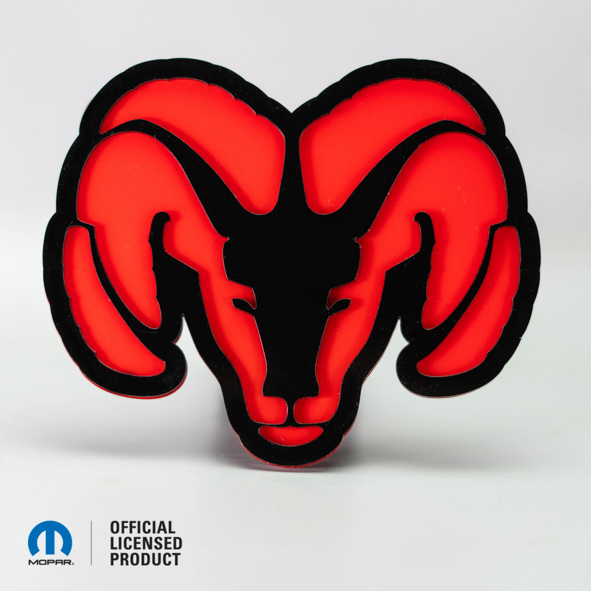 RAM® HEAD LOGO STYLE 2 - COUVERCLE D'ATTELAGE - Brillant sur rouge - Produit sous licence officielle