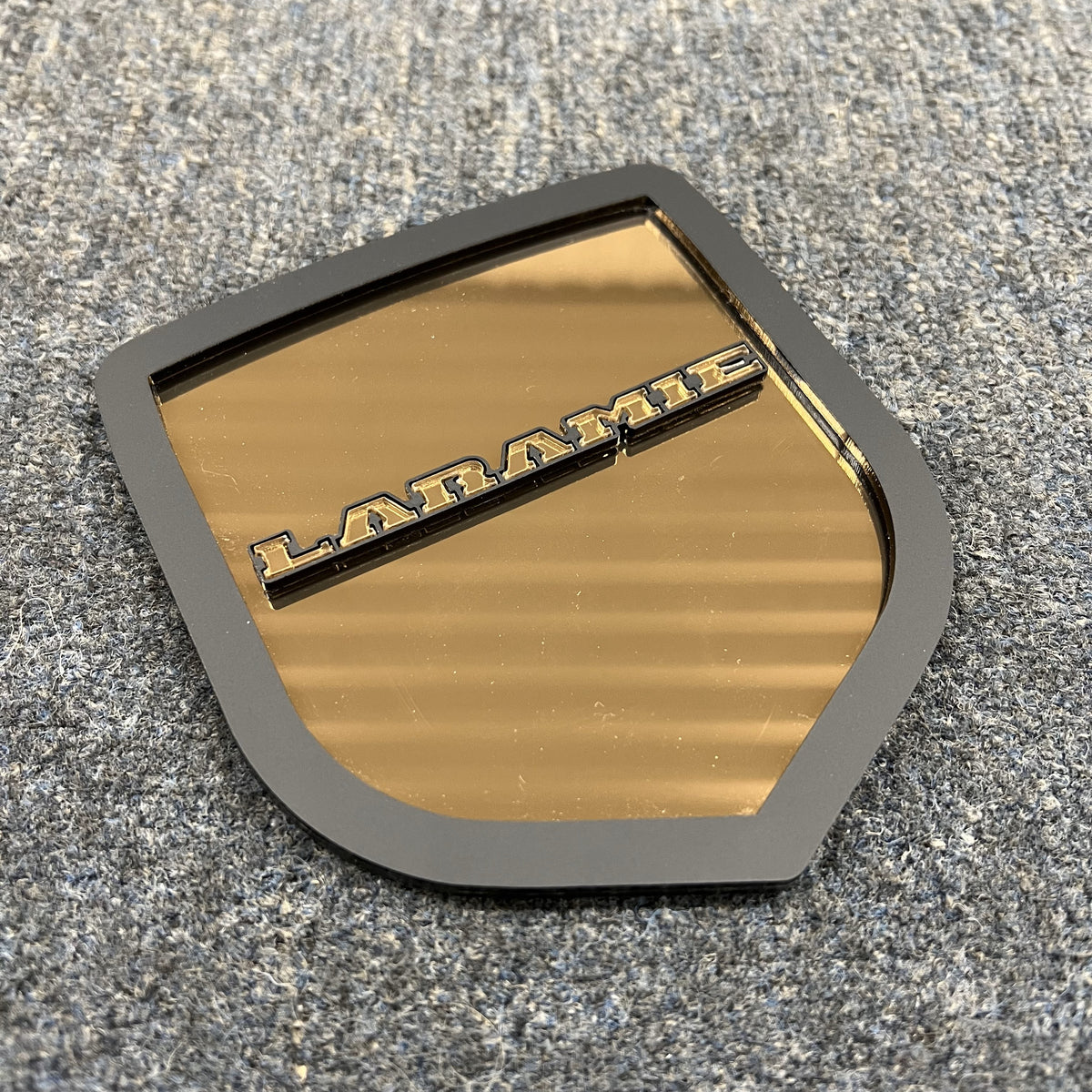 BADGE DE HAYON AVEC LOGO DE TÊTE DE RAM® STYLE 1 - CONVIENT AUX HAYONS DODGE® RAM® 2009-2018 - 1500, 2500, 3500 - BLANC SUR BRILLANT - Produit sous licence officielle