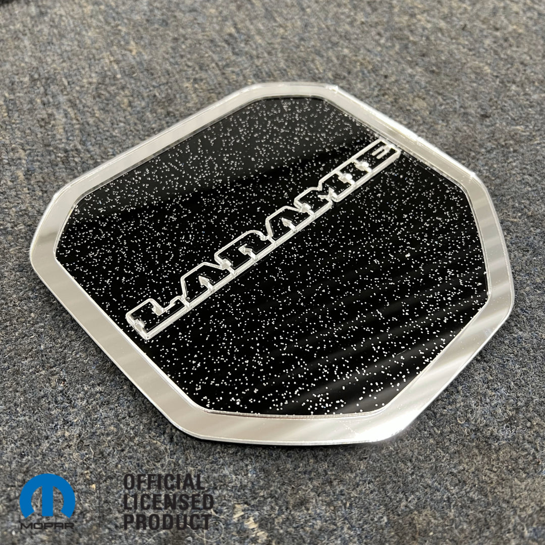 BADGE DE HAYON AVEC LOGO DE TÊTE DE RAM® STYLE 1 - CONVIENT AUX HAYONS DODGE® RAM® 2009-2018 - 1500, 2500, 3500 - BLANC SUR BRILLANT - Produit sous licence officielle