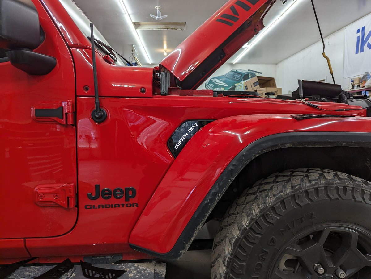 Évents latéraux à LED avec texte personnalisé - Paire - Compatible avec Jeep® Gladiator® et Wrangler® 2020-2023