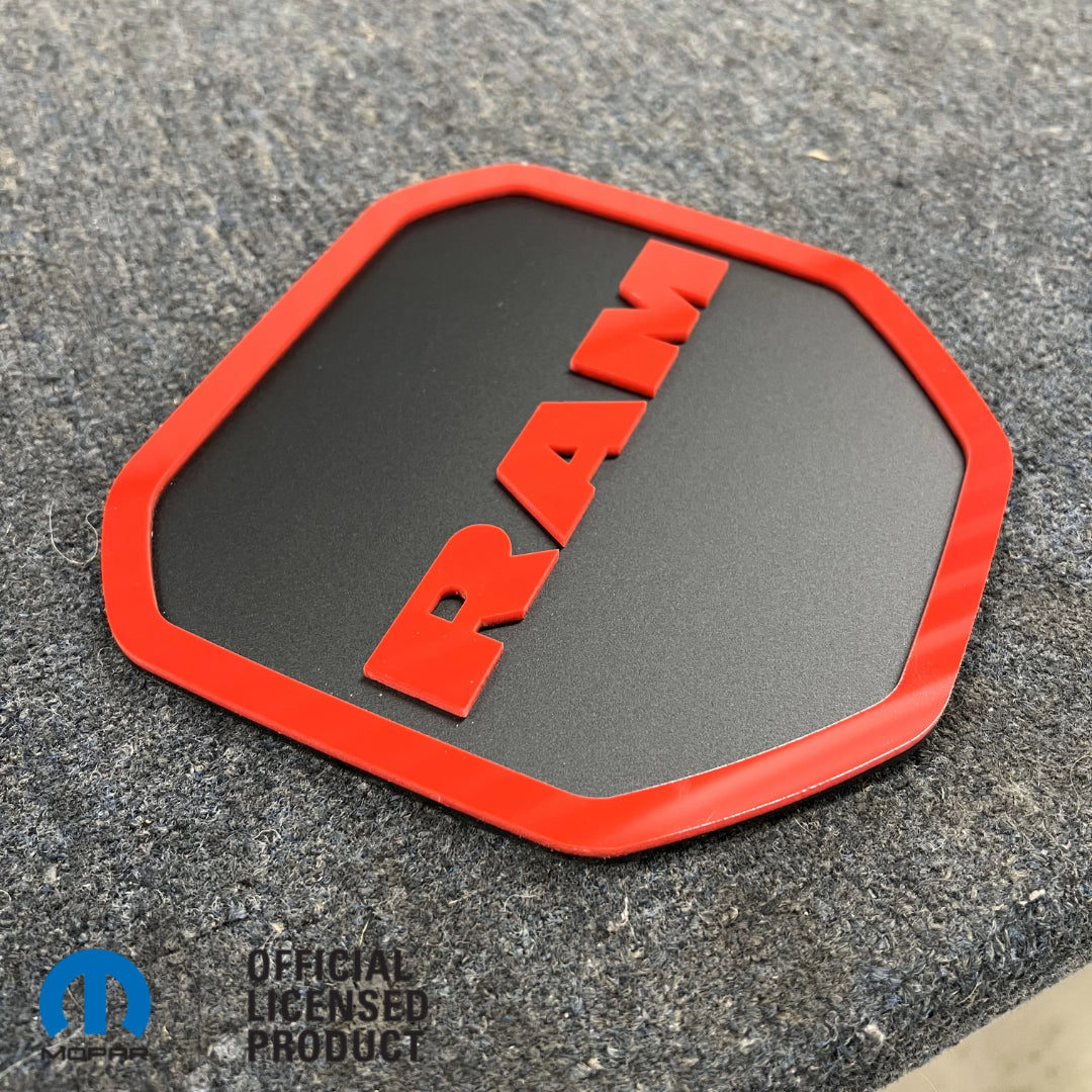 BADGE DE HAYON AVEC LOGO DE TÊTE DE RAM® STYLE 1 - CONVIENT AUX HAYONS DODGE® RAM® 2009-2018 - 1500, 2500, 3500 - BLANC SUR BRILLANT - Produit sous licence officielle