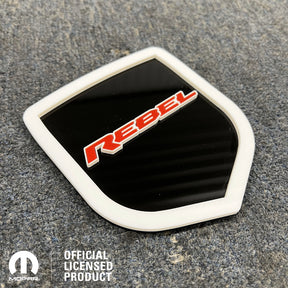 BADGE DE HAYON AVEC LOGO DE TÊTE DE RAM® STYLE 1 - CONVIENT AUX HAYONS DODGE® RAM® 2009-2018 - 1500, 2500, 3500 - BLANC SUR BRILLANT - Produit sous licence officielle