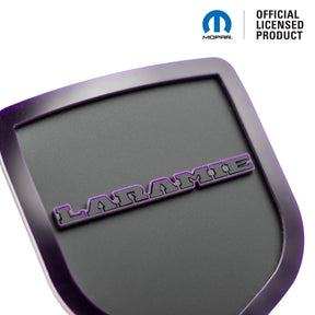 BADGE DE HAYON AVEC LOGO DE TÊTE DE RAM® STYLE 1 - CONVIENT AUX HAYONS DODGE® RAM® 2009-2018 - 1500, 2500, 3500 - BLANC SUR BRILLANT - Produit sous licence officielle