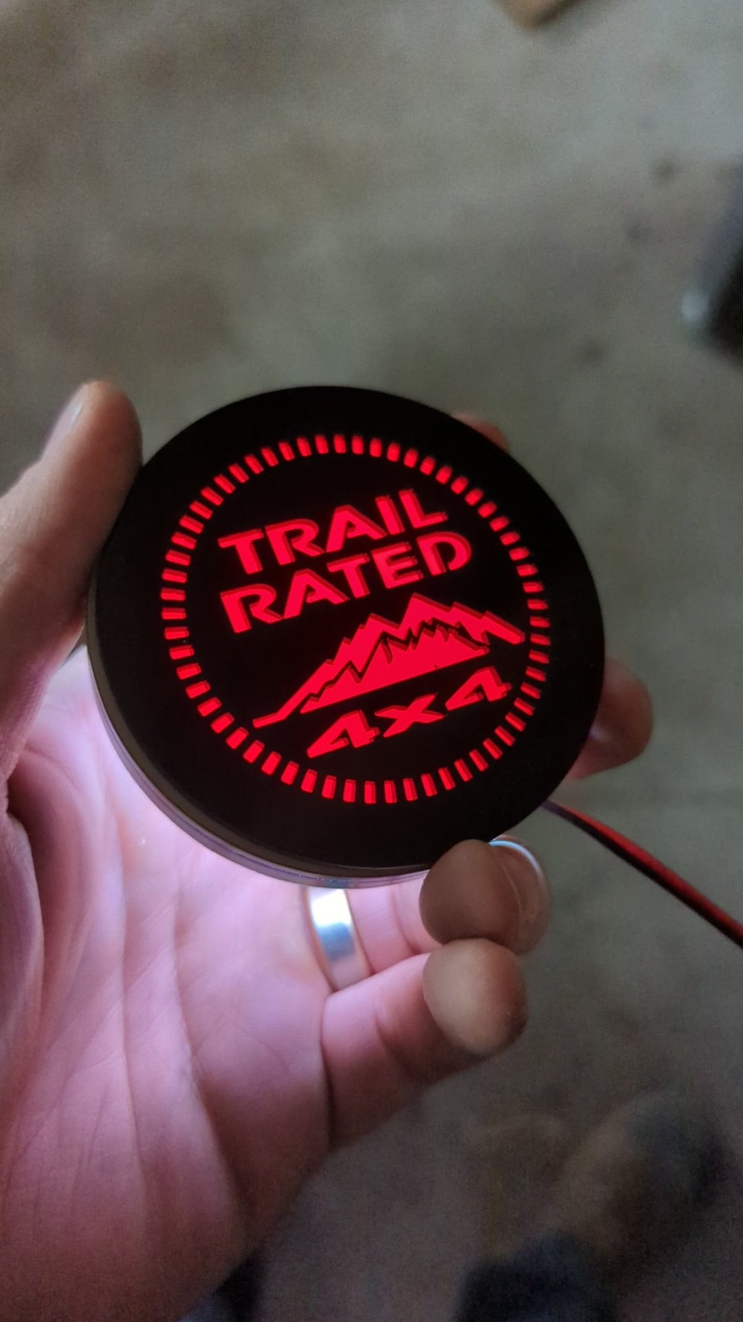 Badge LED Jeep® Trail Rated 4x4 - Produit sous licence officielle - Noir et rouge