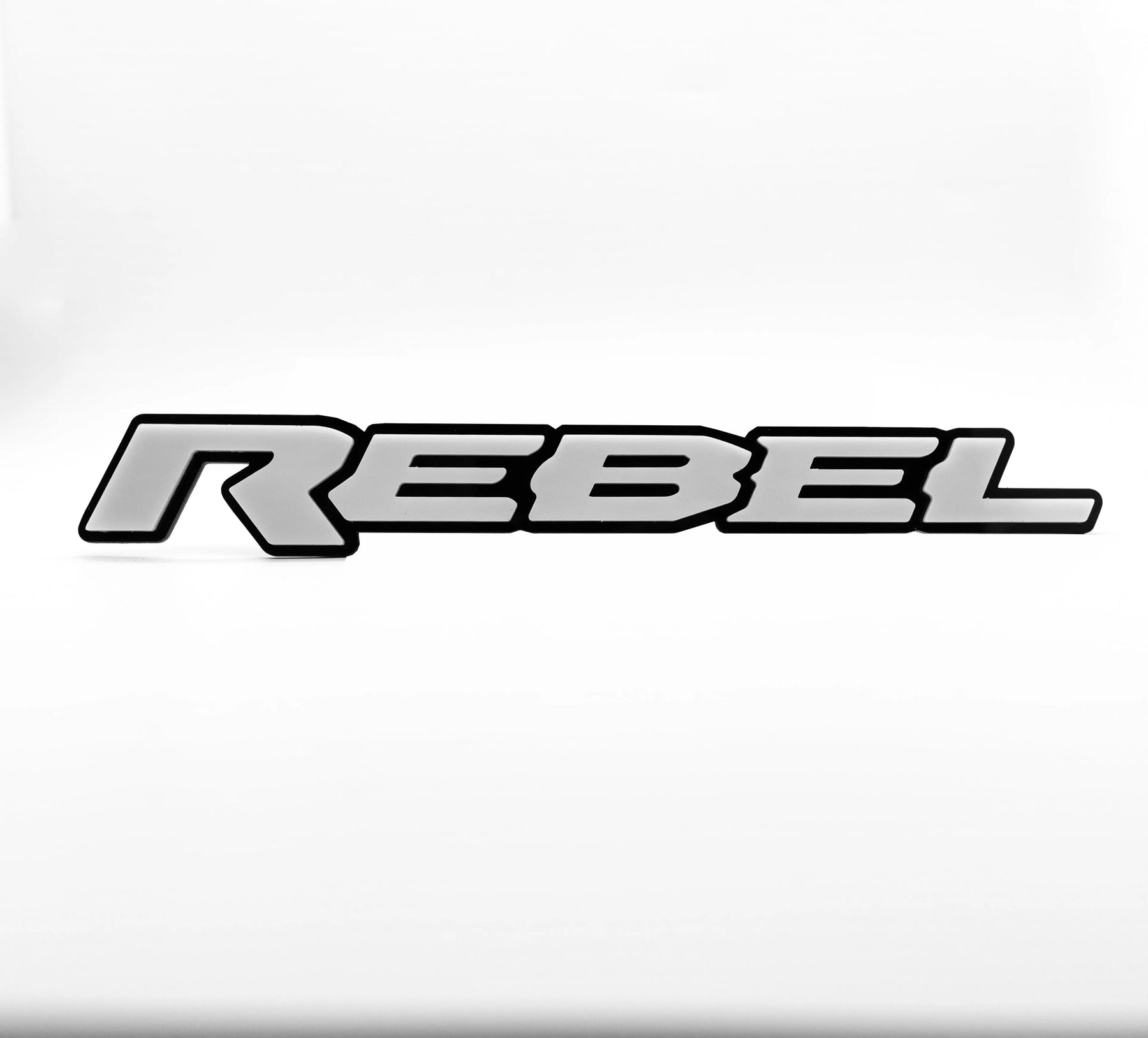 Badge de camion double couche Rebel® personnalisé - Plusieurs couleurs disponibles - Produit sous licence officielle