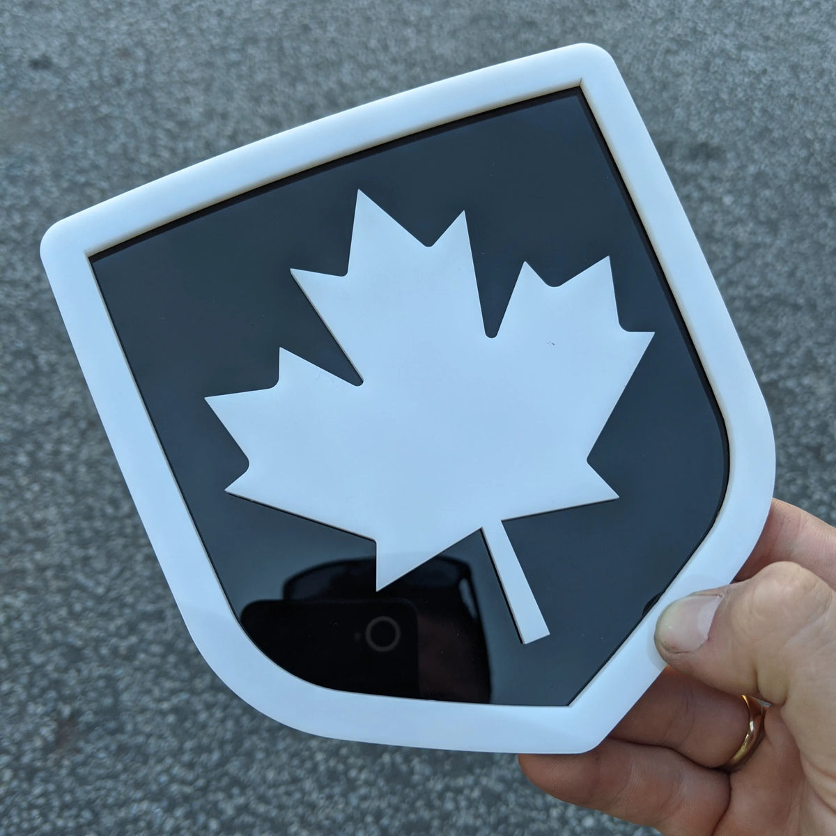 Badge Canada - Compatible avec les modèles Dodge® Ram® 2009-2018 à hayon -1500, 2500, 3500 - Blanc sur noir