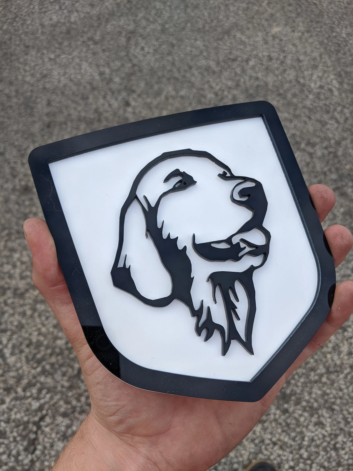 Badge Golden Retriever - Compatible avec hayon Dodge® Ram® 2009-2018 - 1500, 2500, 3500 - Noir sur blanc