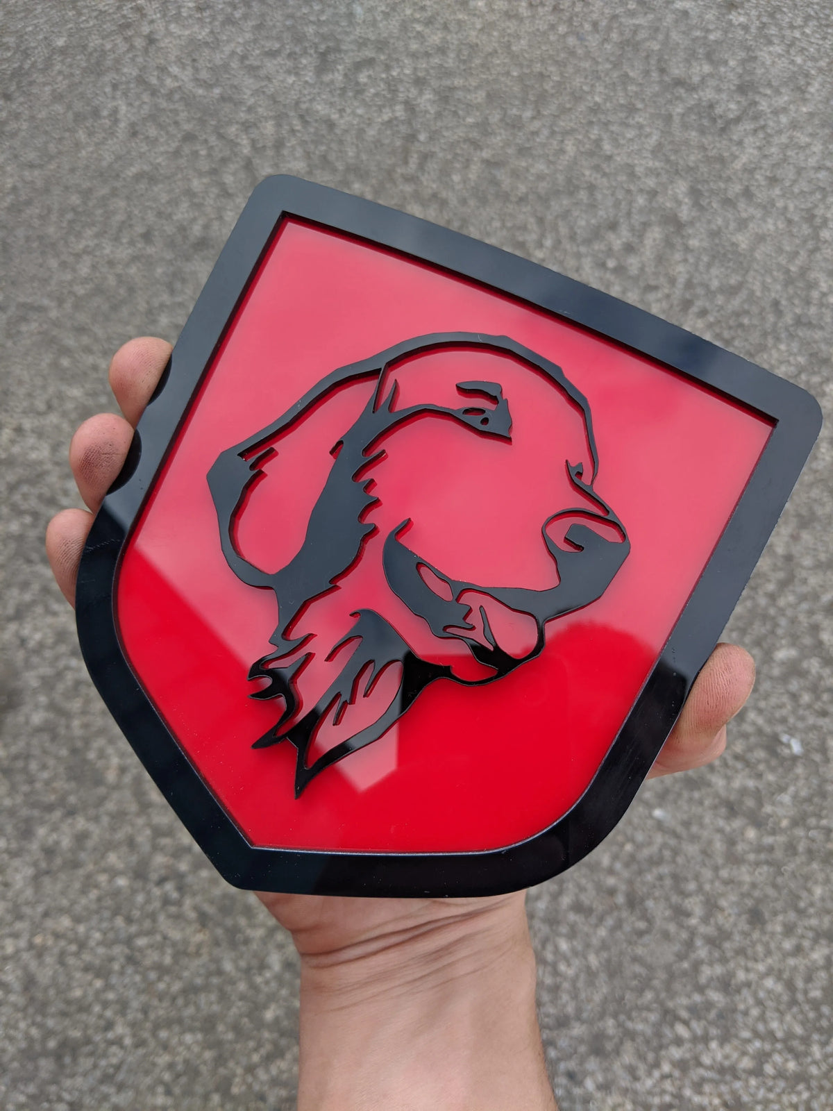 Badge Golden Retriever - Compatible avec hayon Dodge® Ram® 2009-2018 - 1500, 2500, 3500 - Noir sur rouge