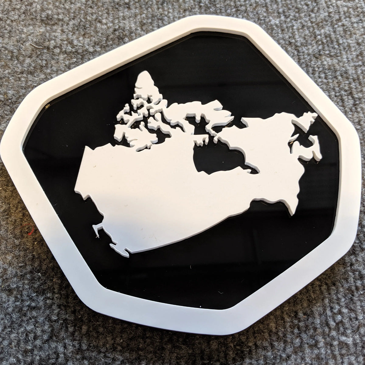 Badge Canada Outline - Compatible avec les modèles Dodge® Ram® 2019+ (5e génération) - 1500, 2500, 3500 - Blanc sur noir