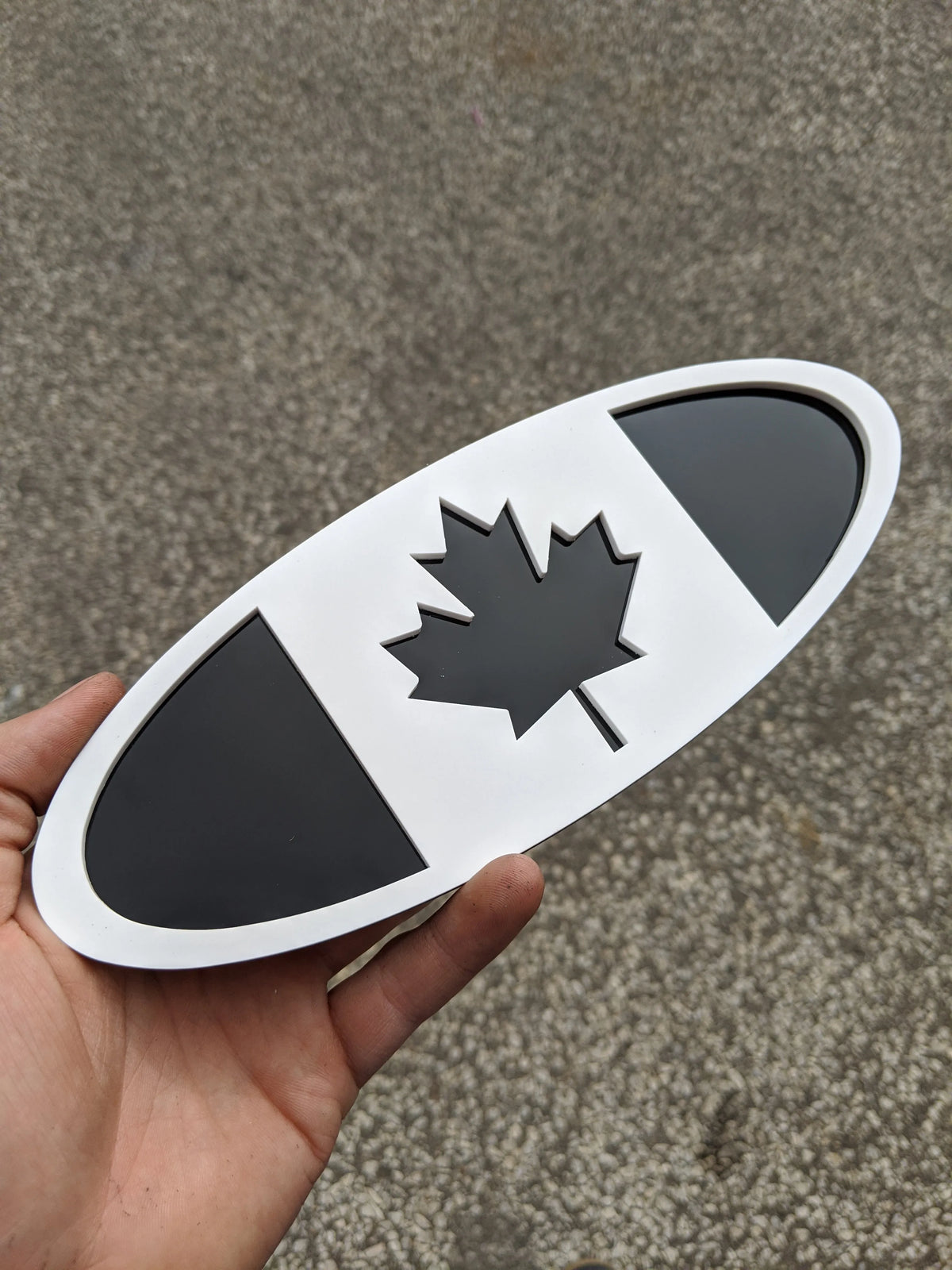 Badge drapeau du Canada - Compatible avec la calandre ou le hayon F150® 2015-2019 - Blanc sur noir