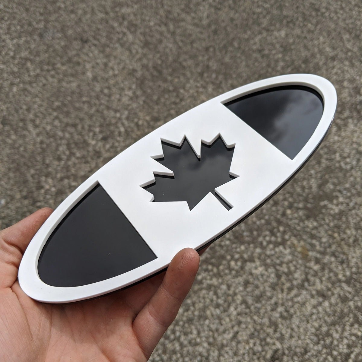 Badge drapeau du Canada - Compatible avec la calandre ou le hayon F150® 2015-2019 - Blanc sur noir