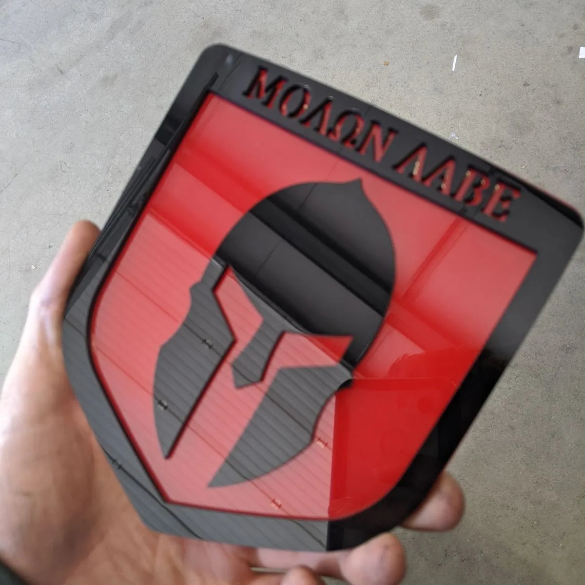 Badge Molon Labe - Compatible avec les modèles Dodge® Ram® Tailgate 2009-2018 - 1500, 2500, 3500 - Noir sur rouge