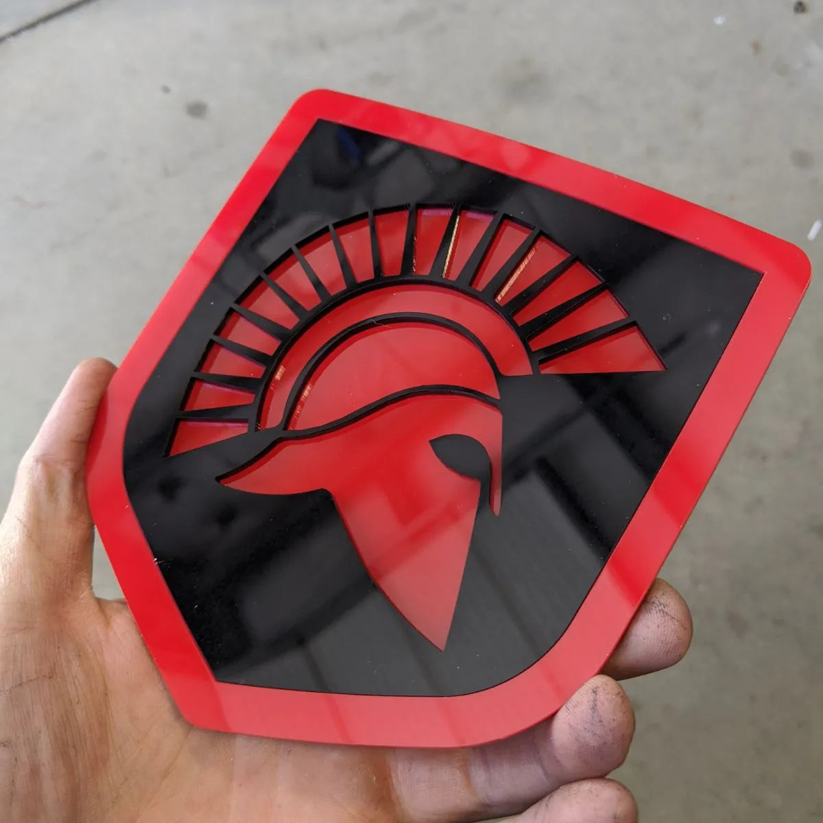 Badge Spartan - Compatible avec les modèles Dodge® Ram® Tailgate 2009-2018 - 1500, 2500, 3500 - Rouge et noir