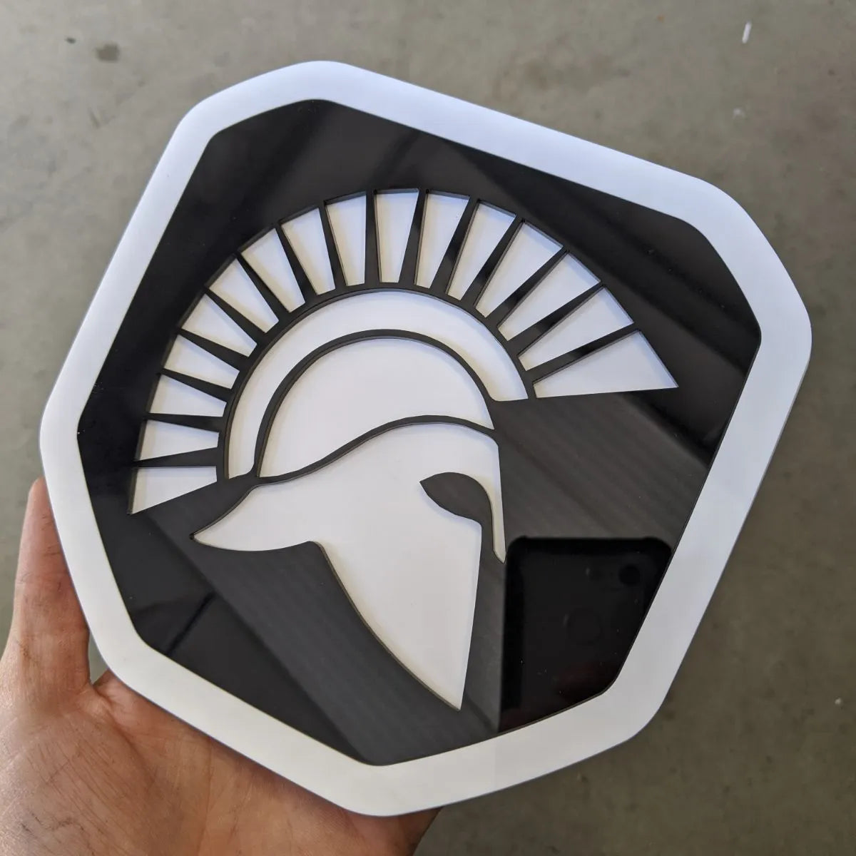 Badge Spartan - Compatible avec les modèles Dodge® Ram® Tailgate 2019+ (5e génération) - 1500, 2500, 3500 - Blanc et noir