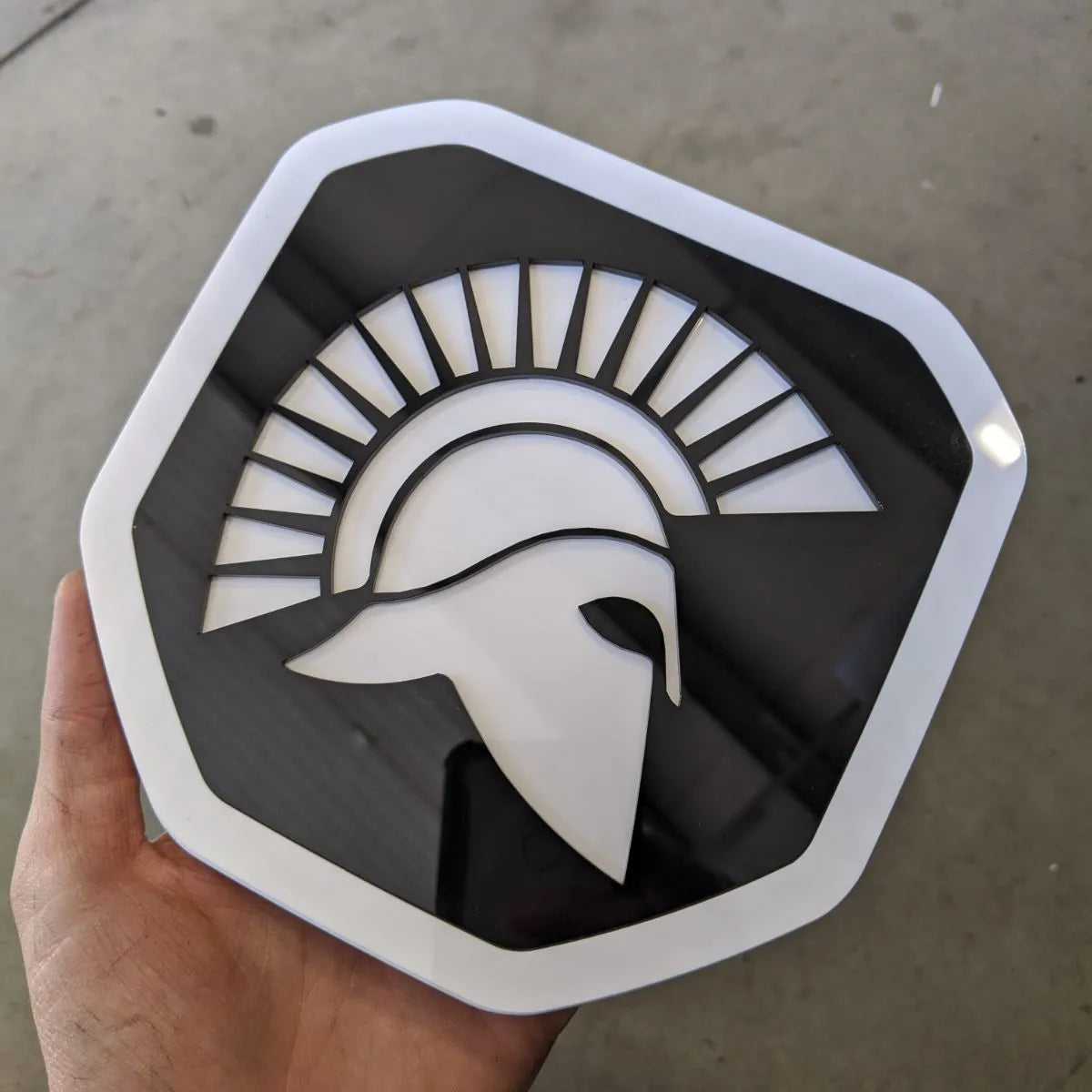 Badge Spartan - Compatible avec les modèles Dodge® Ram® Tailgate 2019+ (5e génération) - 1500, 2500, 3500 - Blanc et noir