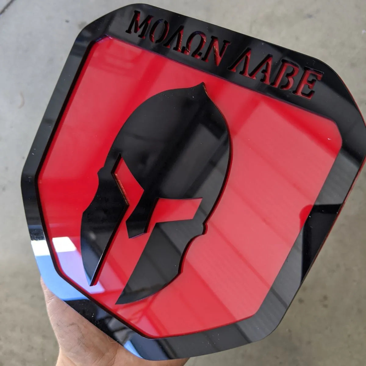 Badge Molon Labe - Compatible avec les modèles Dodge® Ram® Tailgate 2019+ (5e génération) - 1500, 2500, 3500 - Noir sur rouge