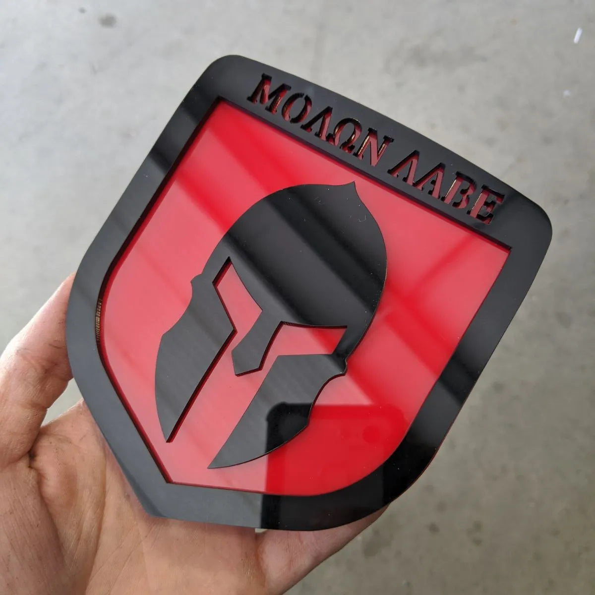 Badge Molon Labe - Compatible avec les calandres Dodge® Ram® 2009-2012 - 1500, 2500, 3500 - Noir sur rouge