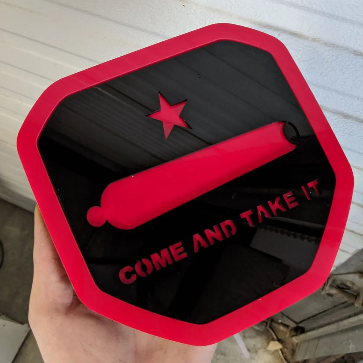 Badge « Venez et prenez-le » - Compatible avec les modèles Dodge® Ram® Tailgate 2019+ (5e génération) - 1500, 2500, 3500 - Noir et rouge