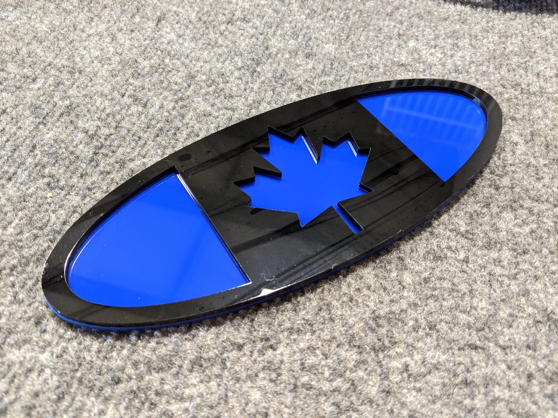 Insigne ovale du Canada - 9 pouces - Noir sur bleu (plusieurs véhicules)