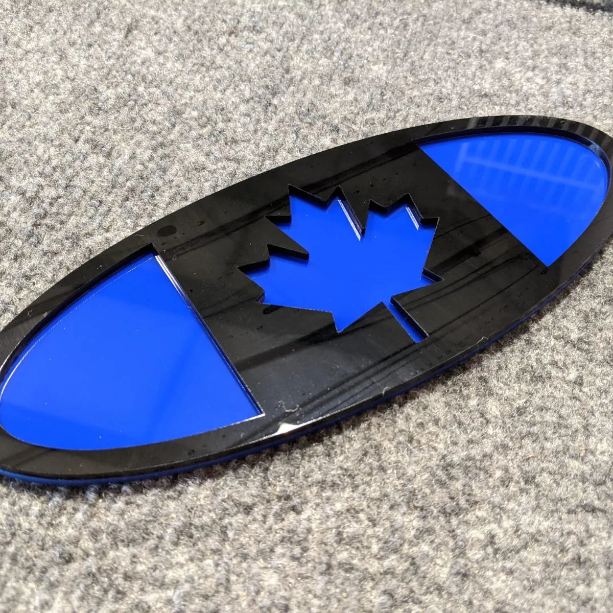 Insigne ovale du Canada - 9 pouces - Noir sur bleu (plusieurs véhicules)