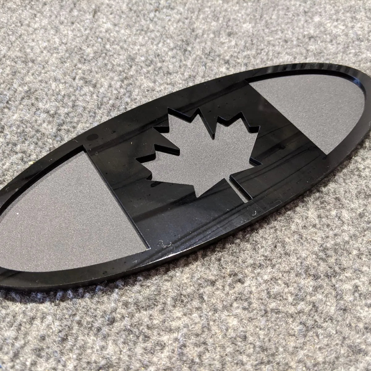 Badge drapeau du Canada - Compatible avec la calandre ou le hayon F150® 2015-2019 - Noir sur noir mat