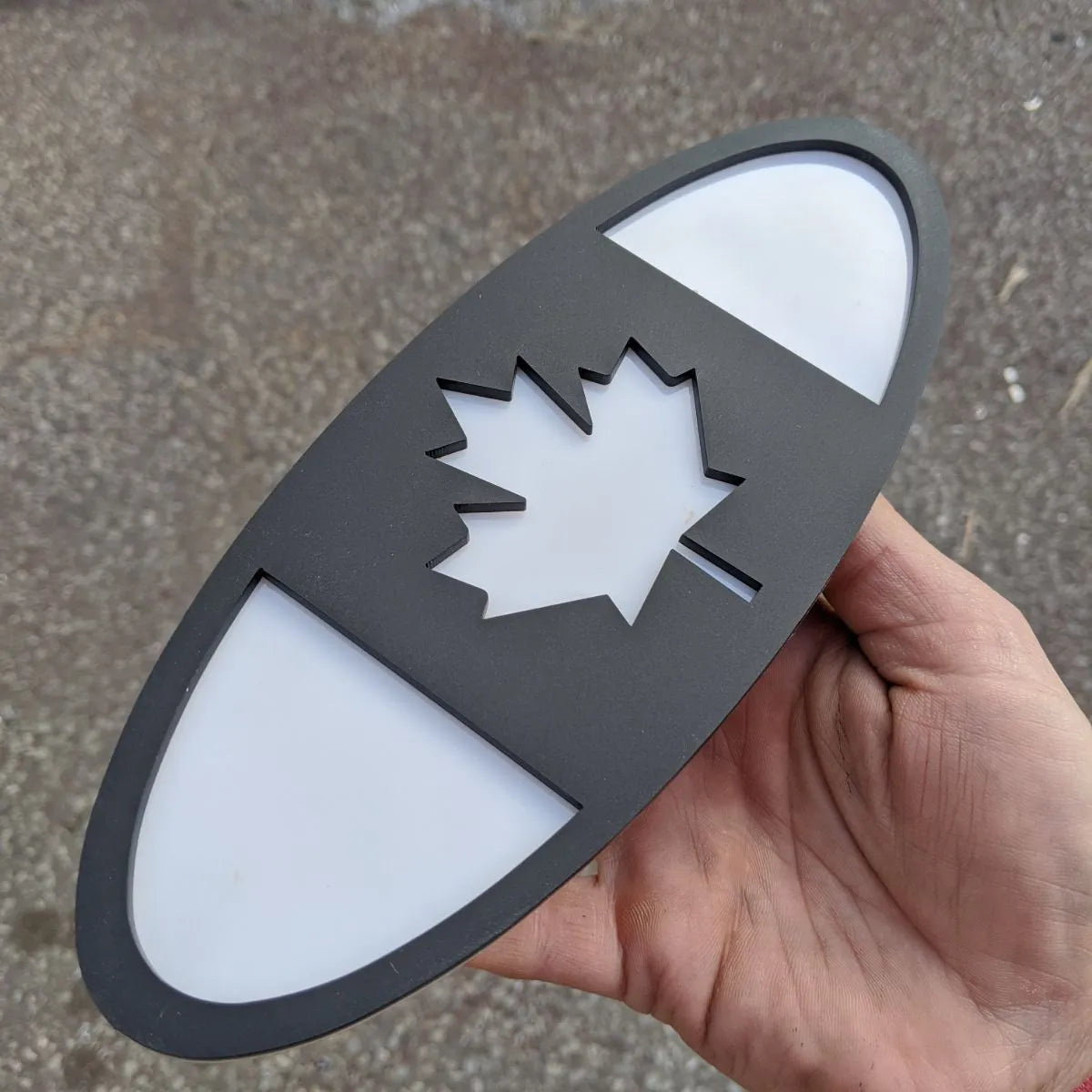 Badge drapeau du Canada - Compatible avec la calandre ou le hayon F150® 2015-2019 - Noir mat sur blanc