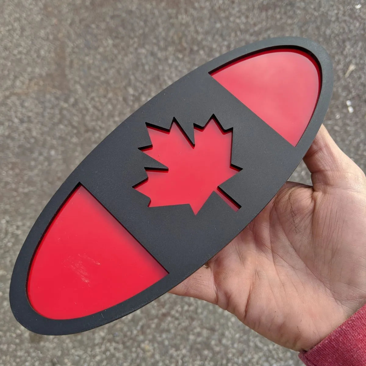 Insigne ovale du Canada - 9 pouces - Noir mat sur rouge (plusieurs véhicules)