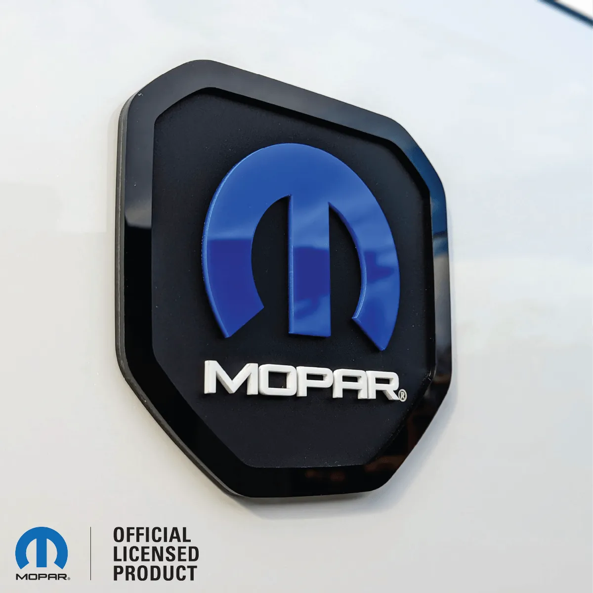 Badge de hayon Mopar® - Compatible avec les hayons RAM® 2019+ -1500, 2500, 3500 - Produit sous licence officielle