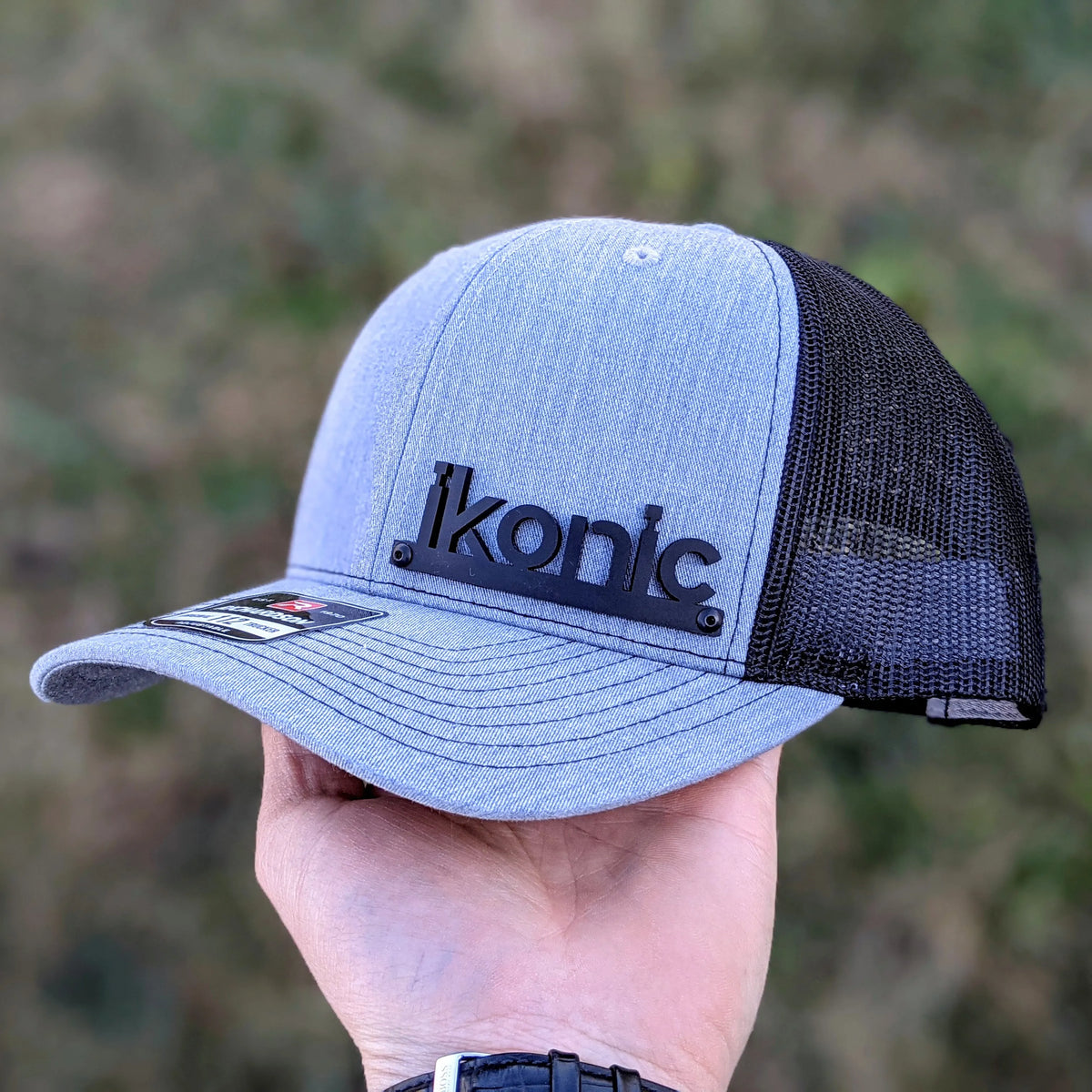 Casquette Snapback avec badges Ikonic