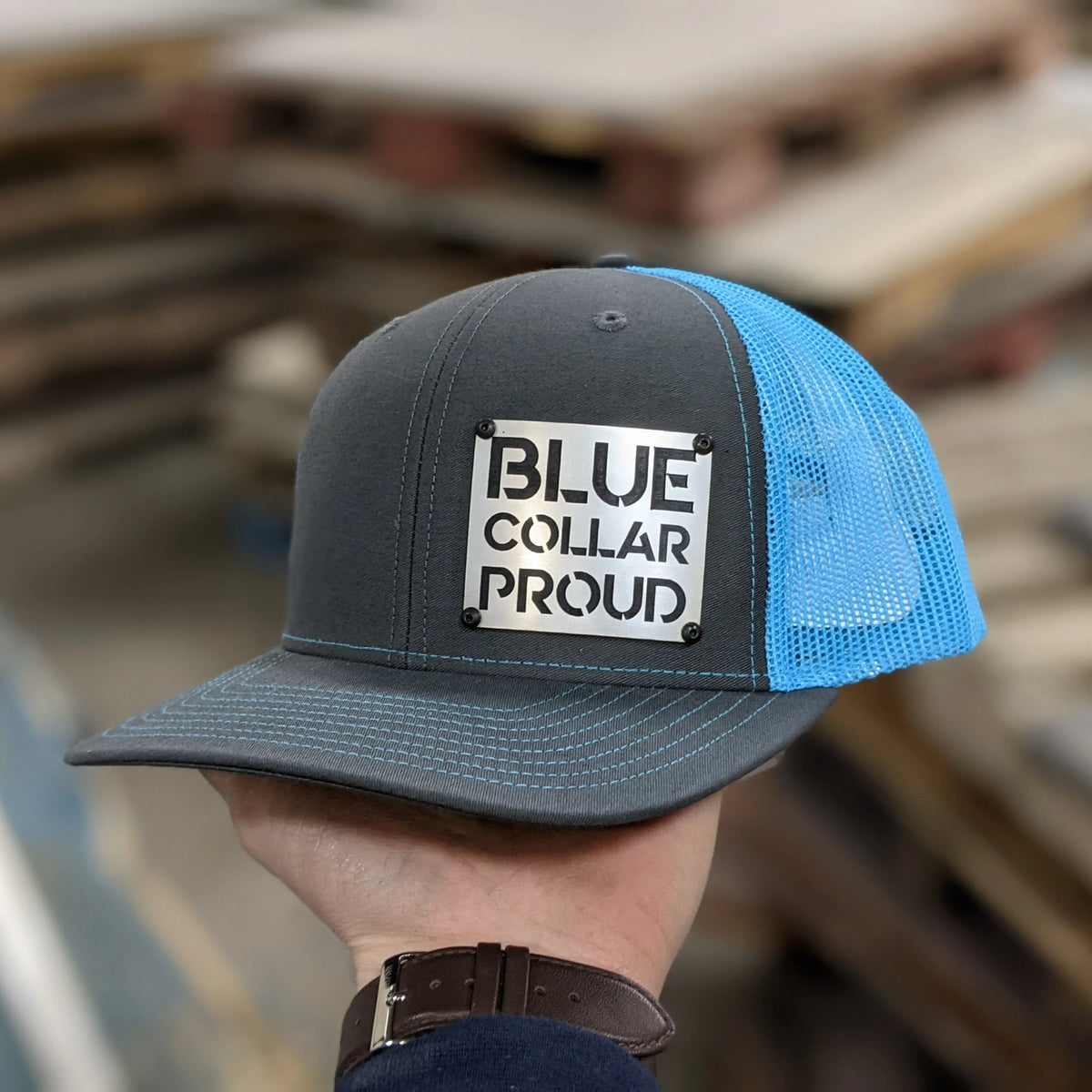 Casquette avec badge Blue Collar Proud - Acier inoxydable brossé et badge noir