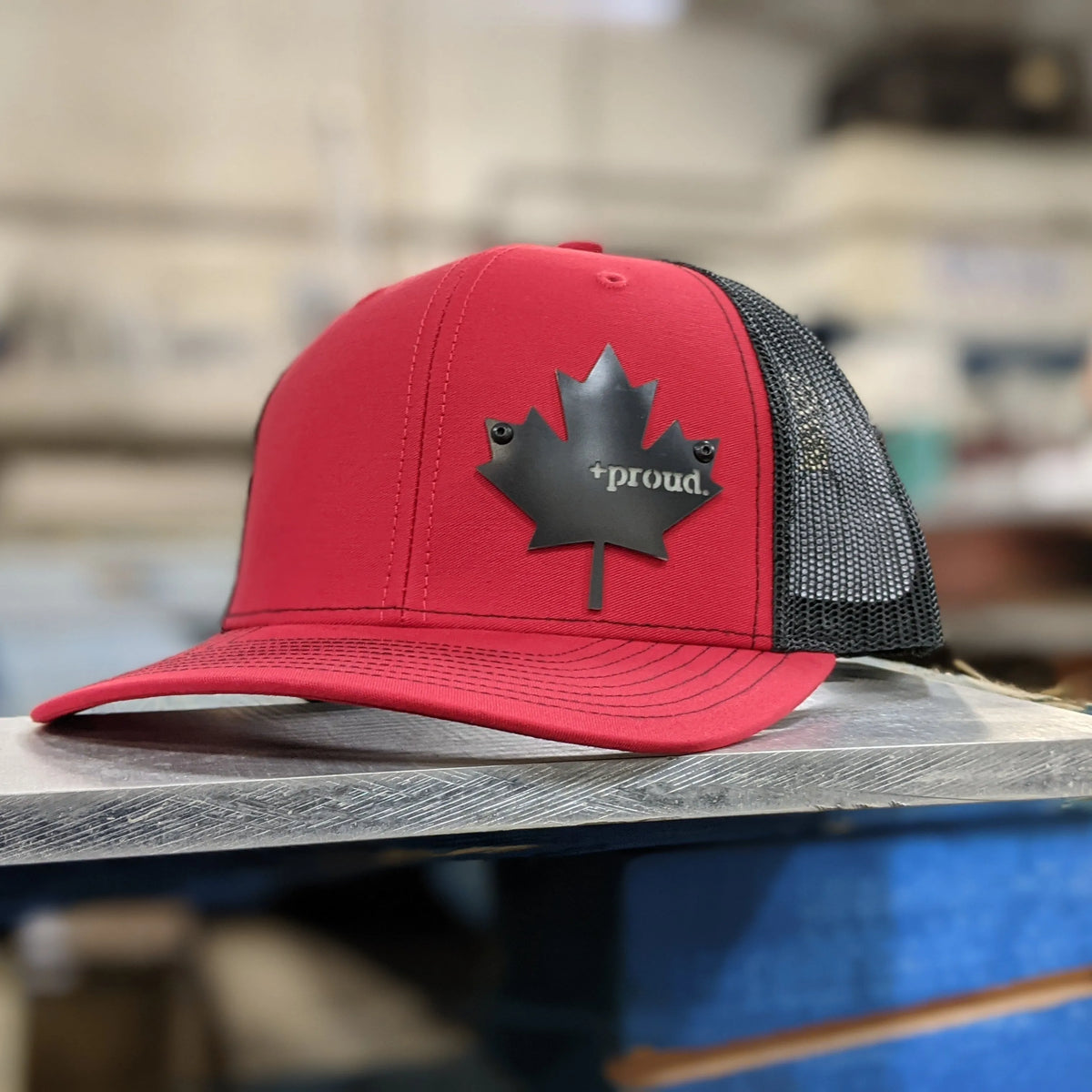 Casquette avec insigne « Canadien et fier » - Insigne noir et brillant